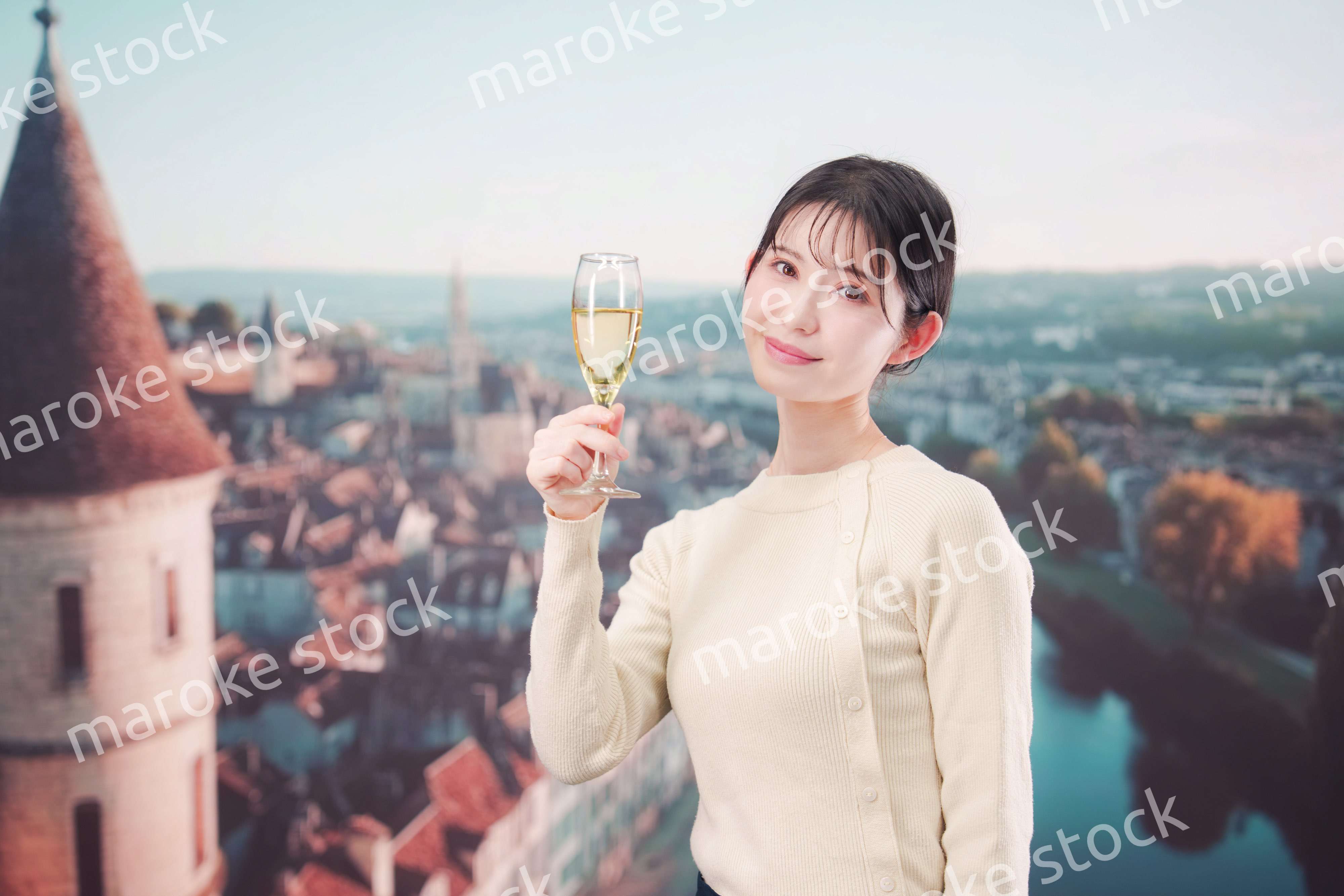 海外旅行中に優雅にワインを飲む女性