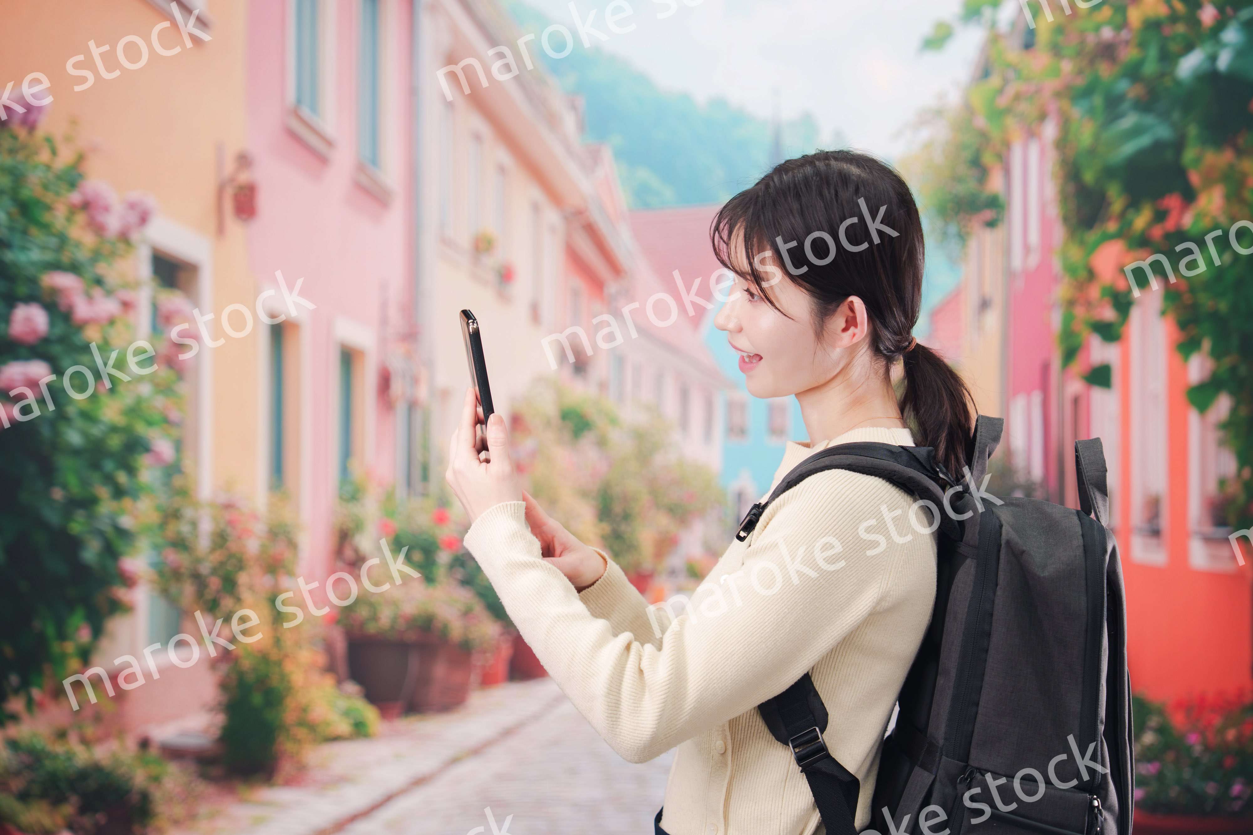 ヨーロッパの街を旅行する若い女性