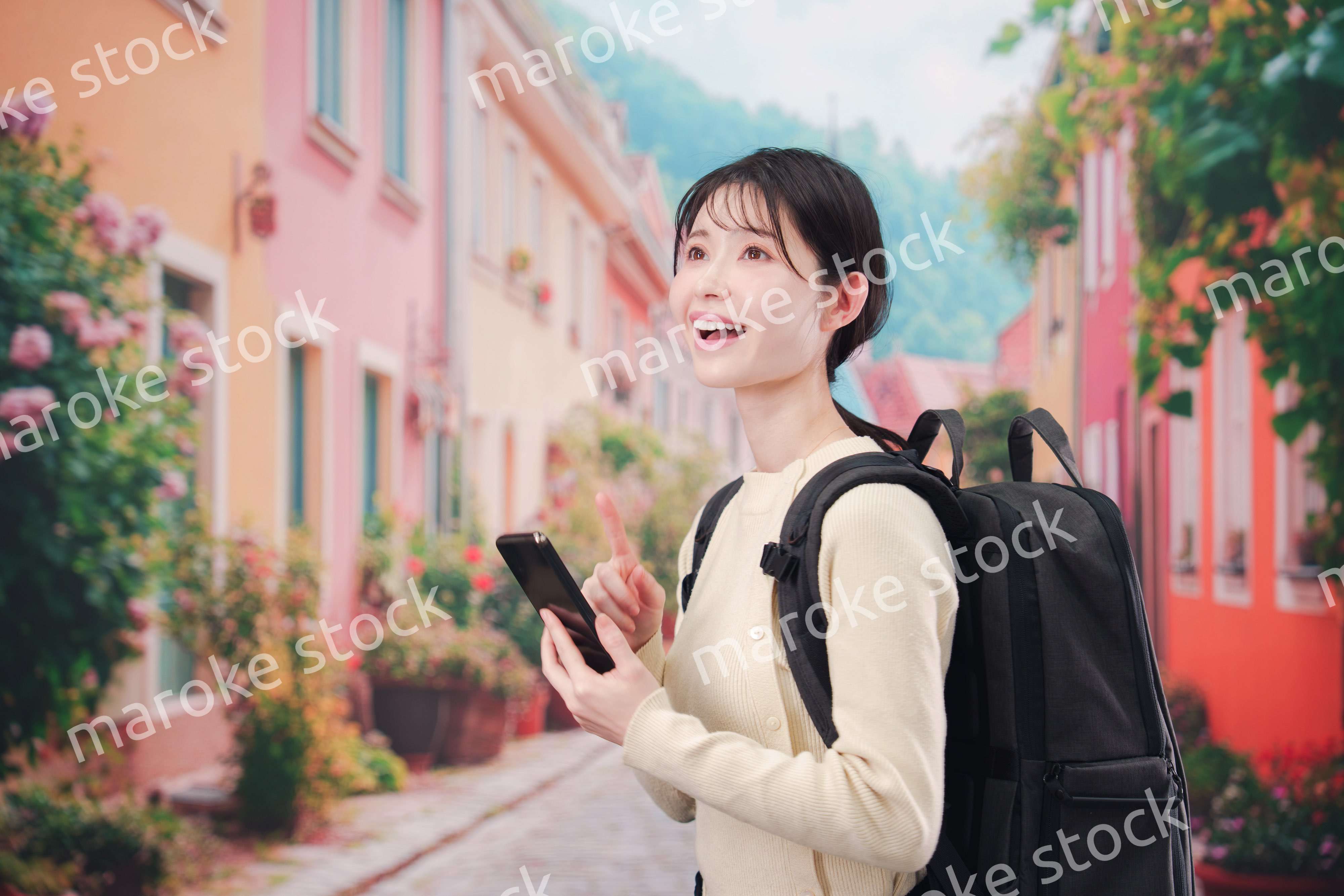 ヨーロッパの街を旅行する若い女性