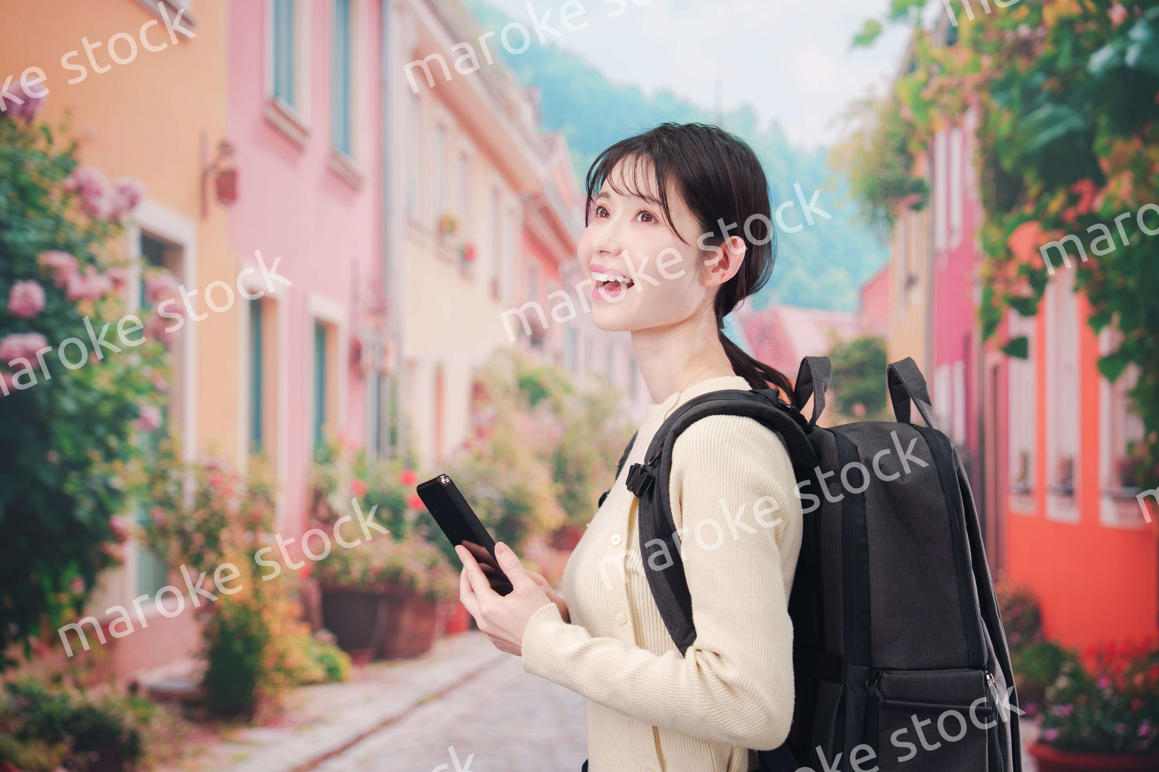 ヨーロッパの街を旅行する若い女性