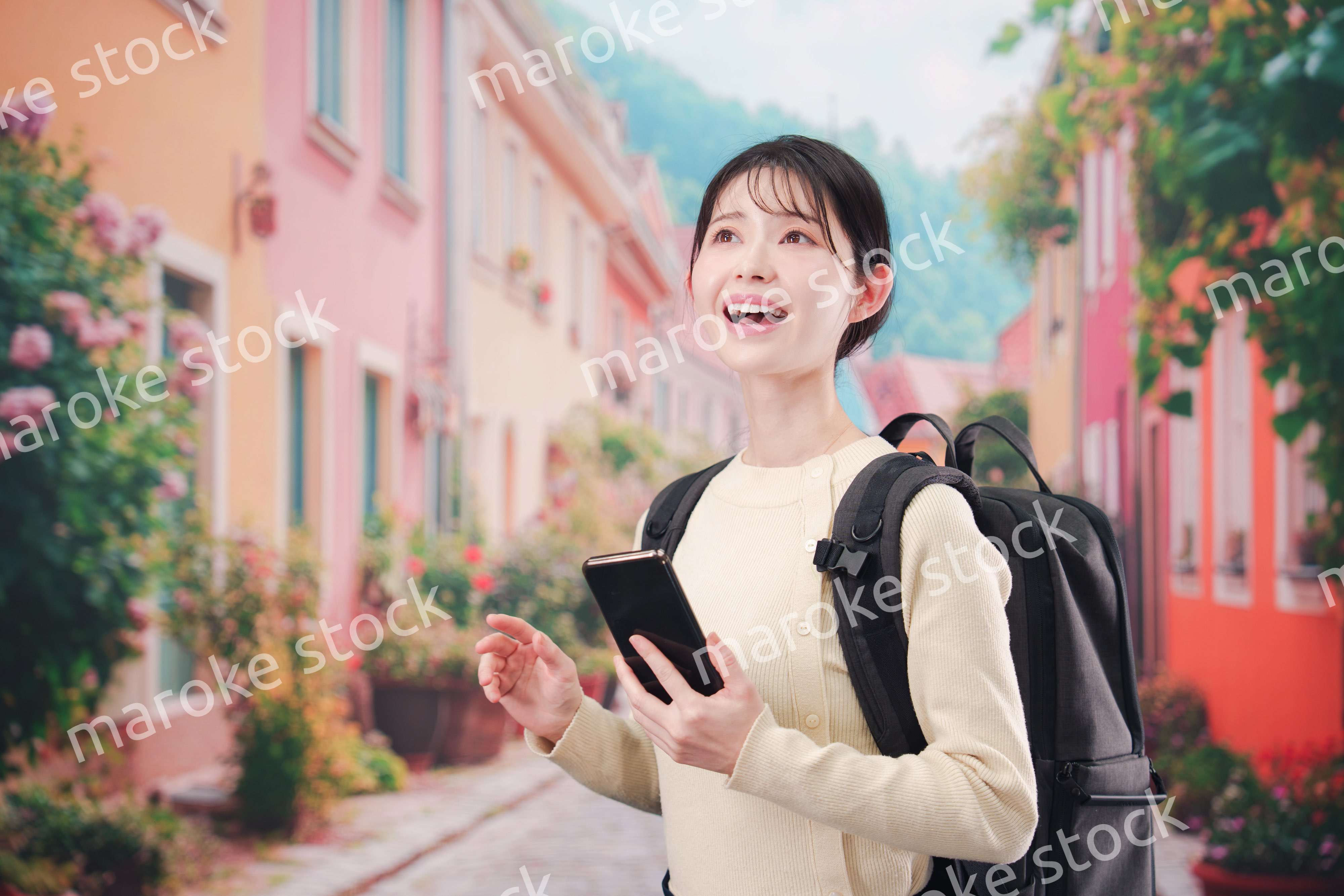 ヨーロッパの街を旅行する若い女性