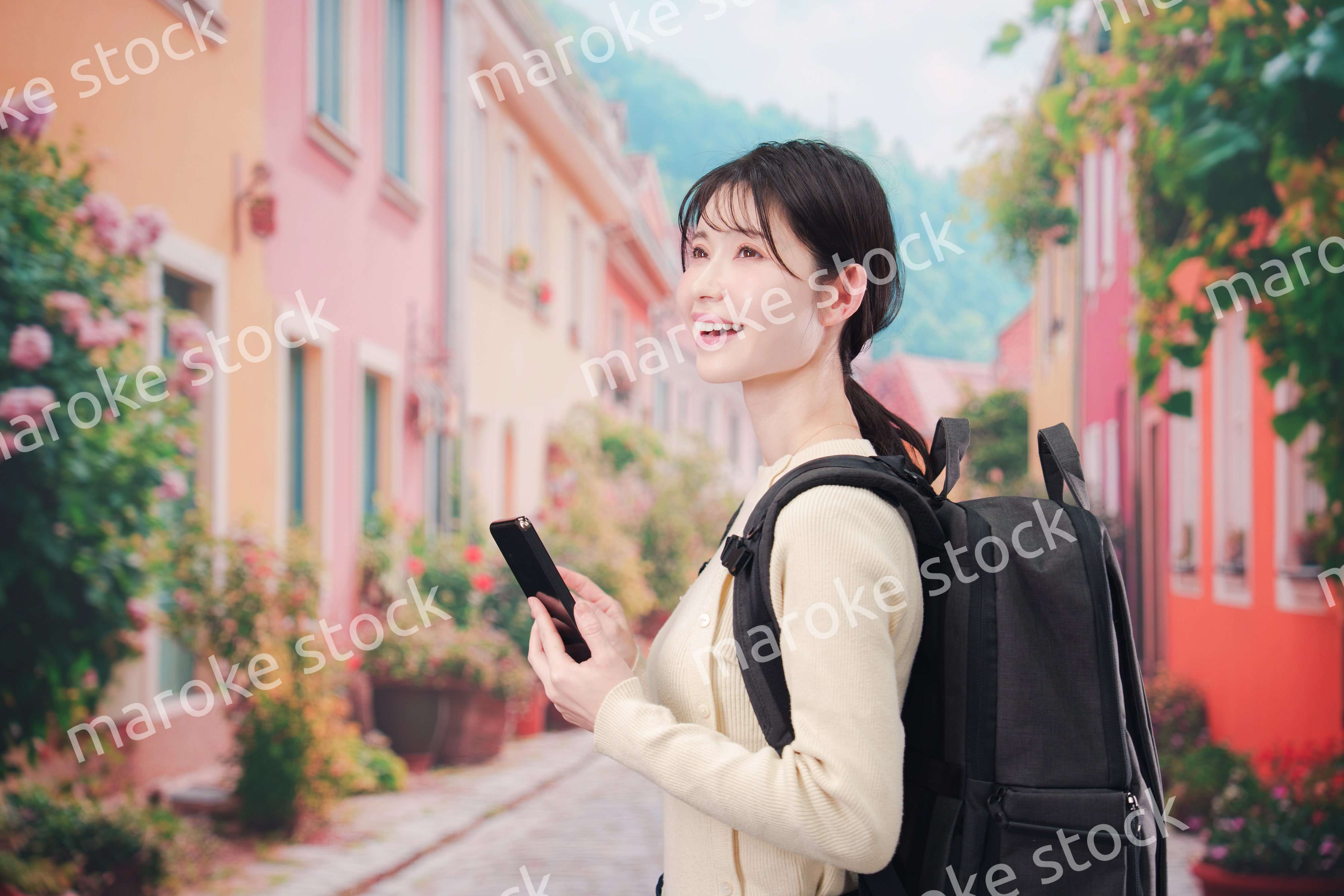 ヨーロッパの街を旅行する若い女性