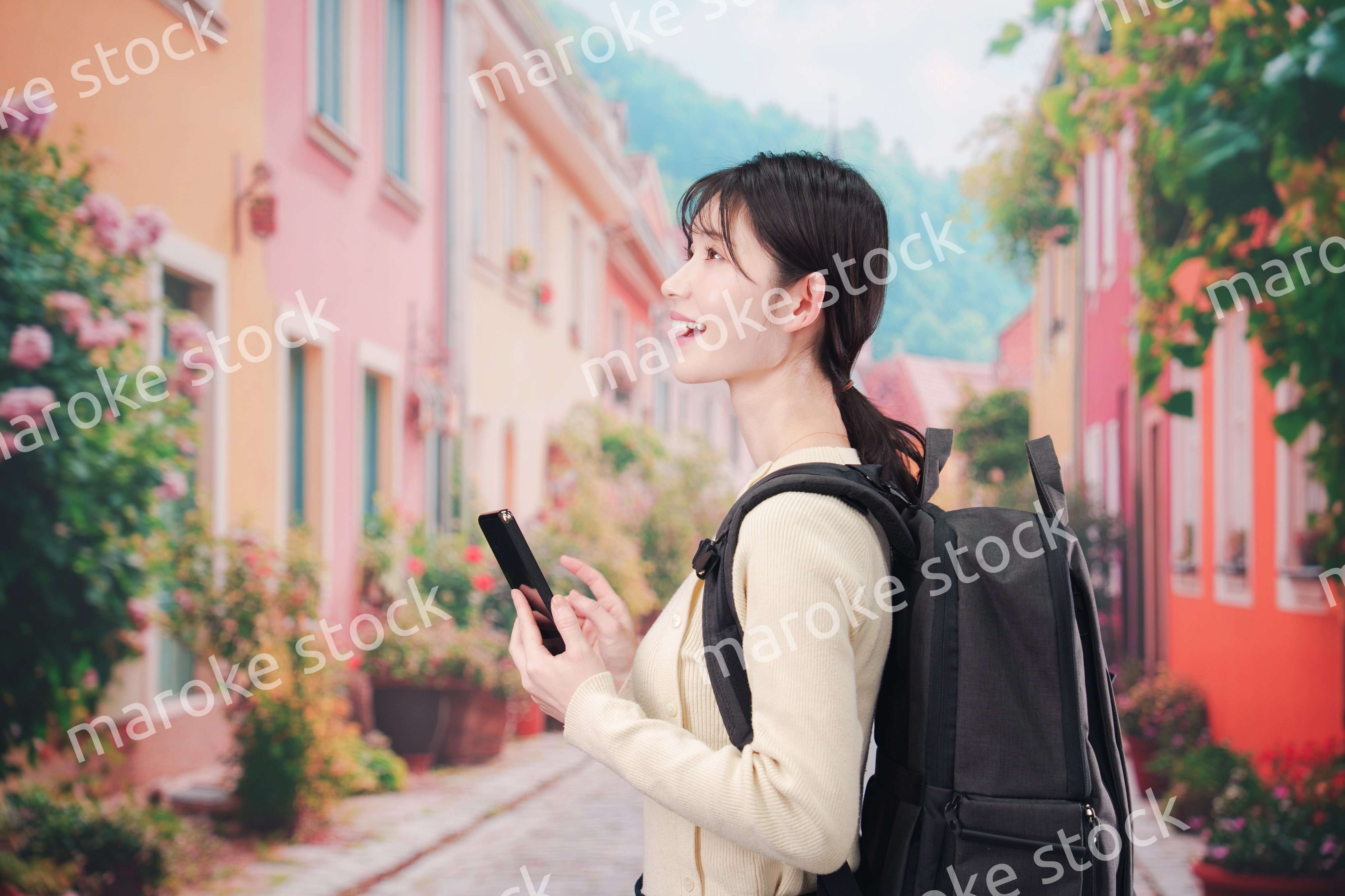 ヨーロッパの街を旅行する若い女性