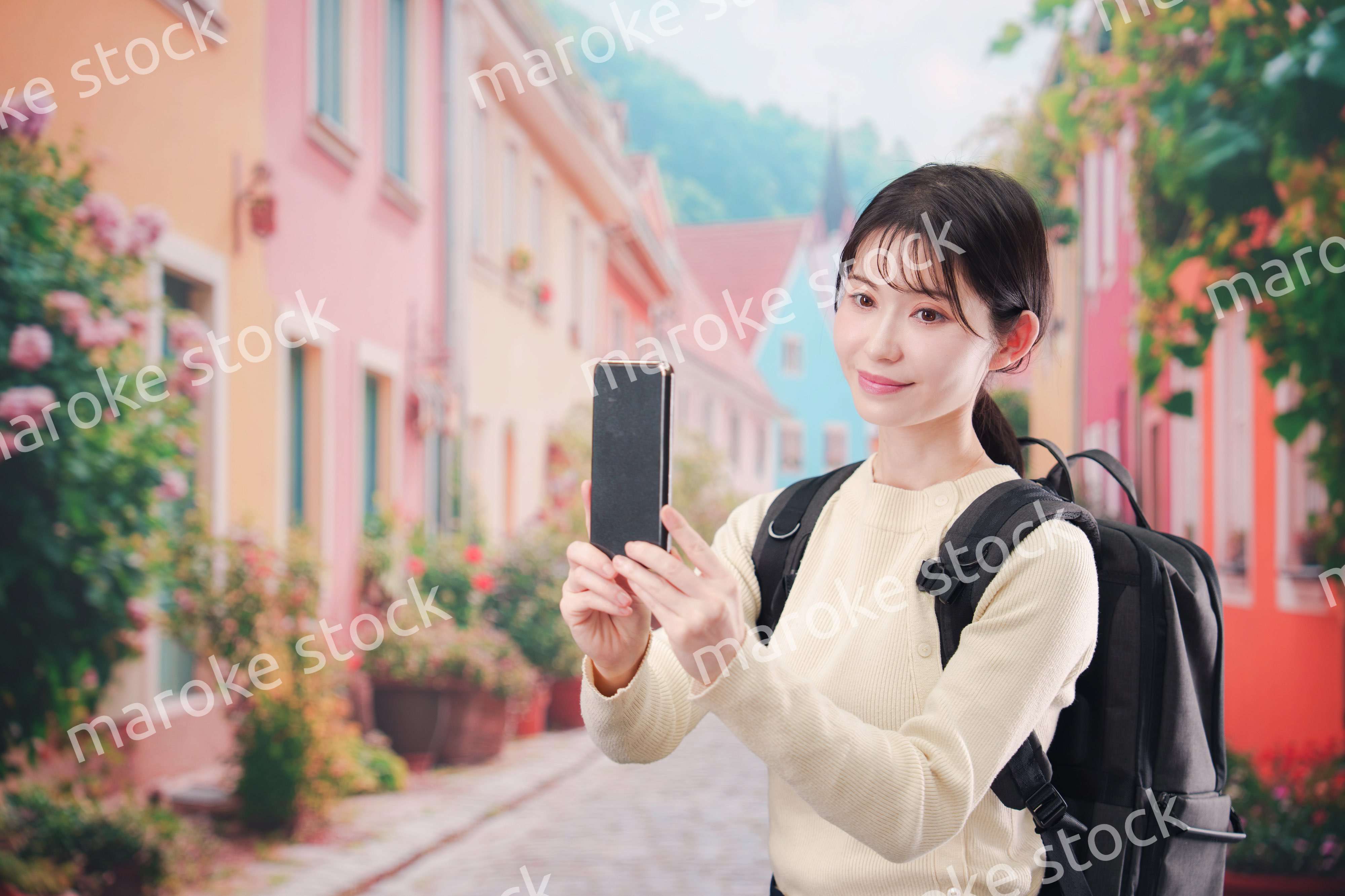 ヨーロッパの街を旅行する若い女性