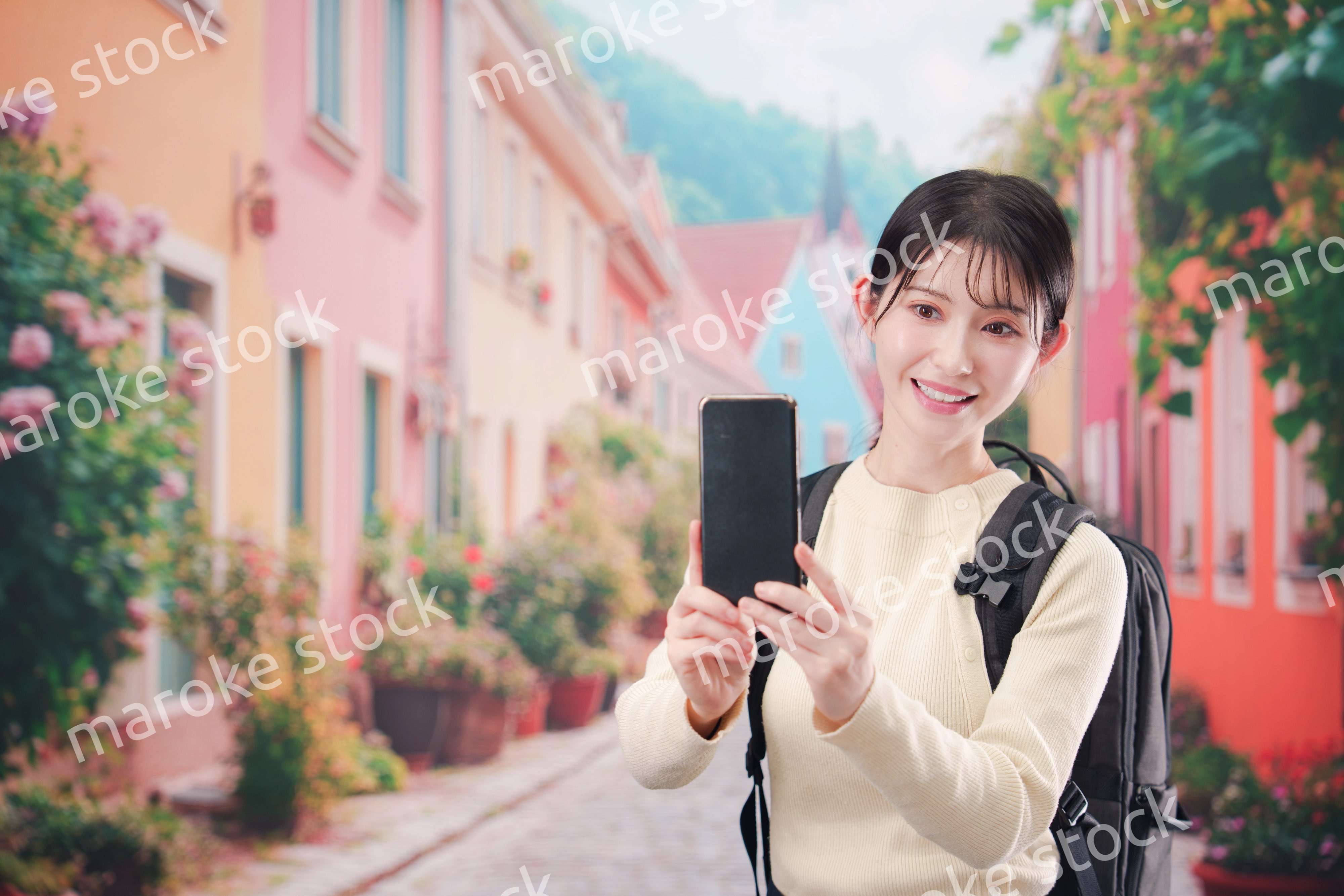 ヨーロッパの街を旅行する若い女性