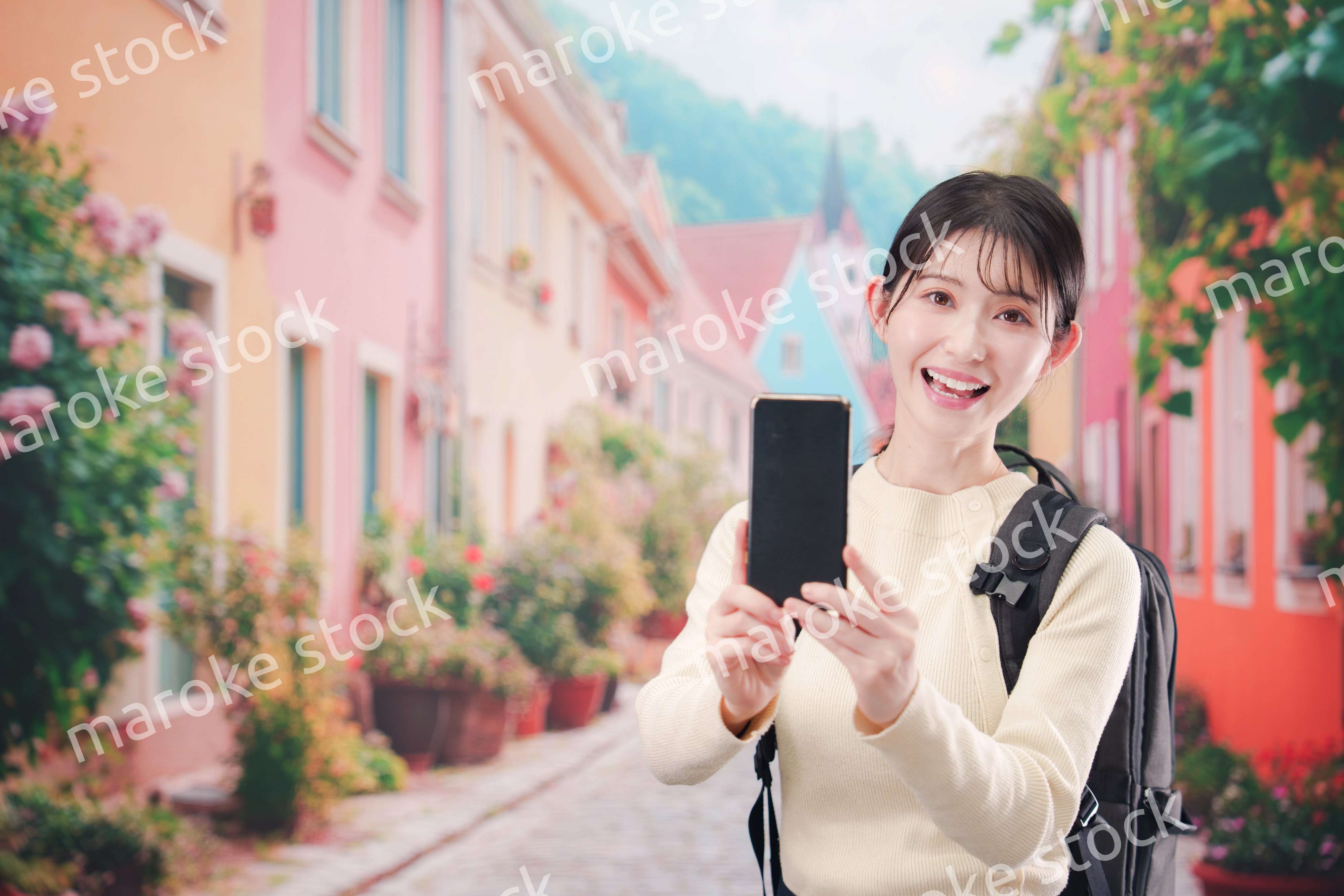 ヨーロッパの街を旅行する若い女性