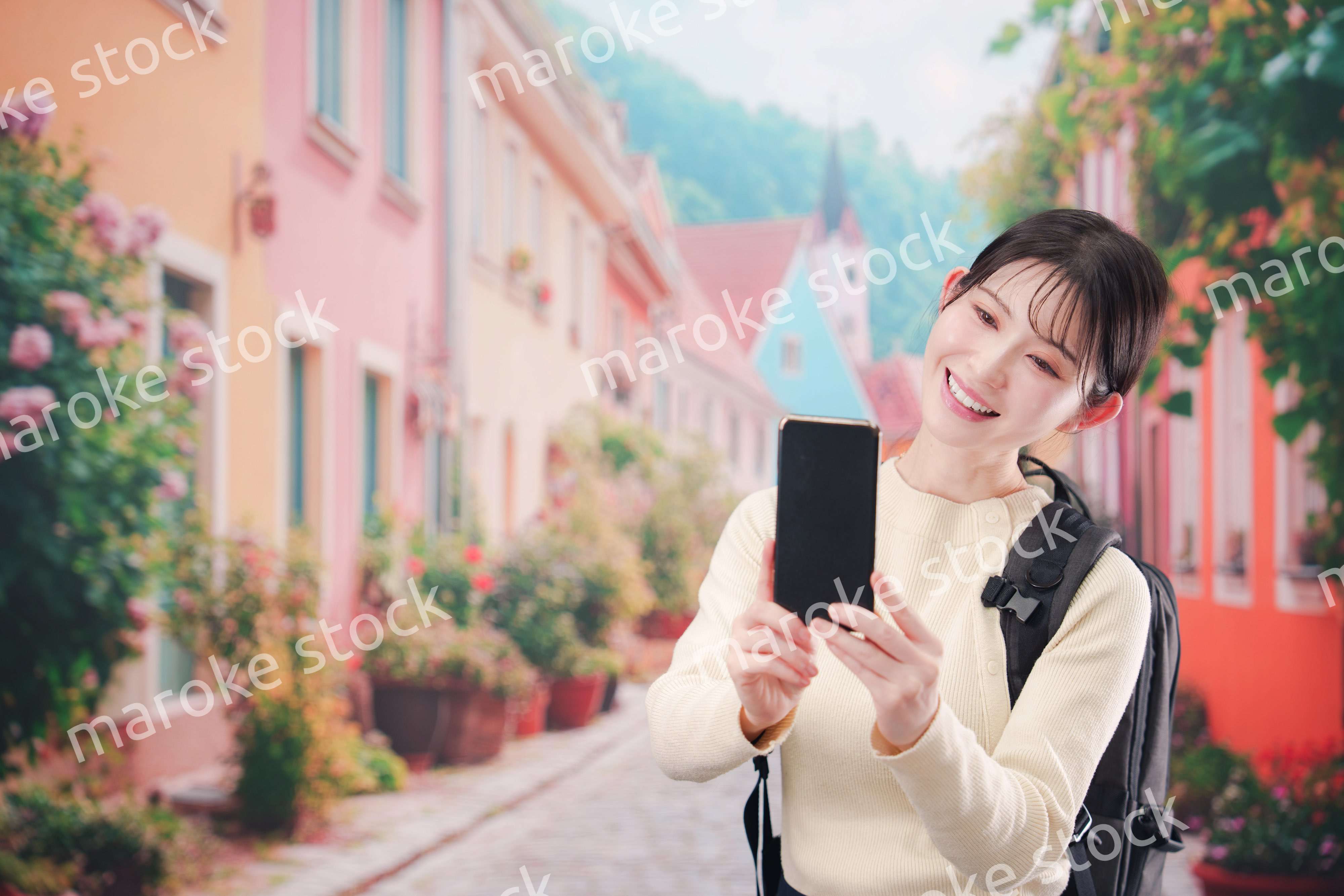 ヨーロッパの街を旅行する若い女性