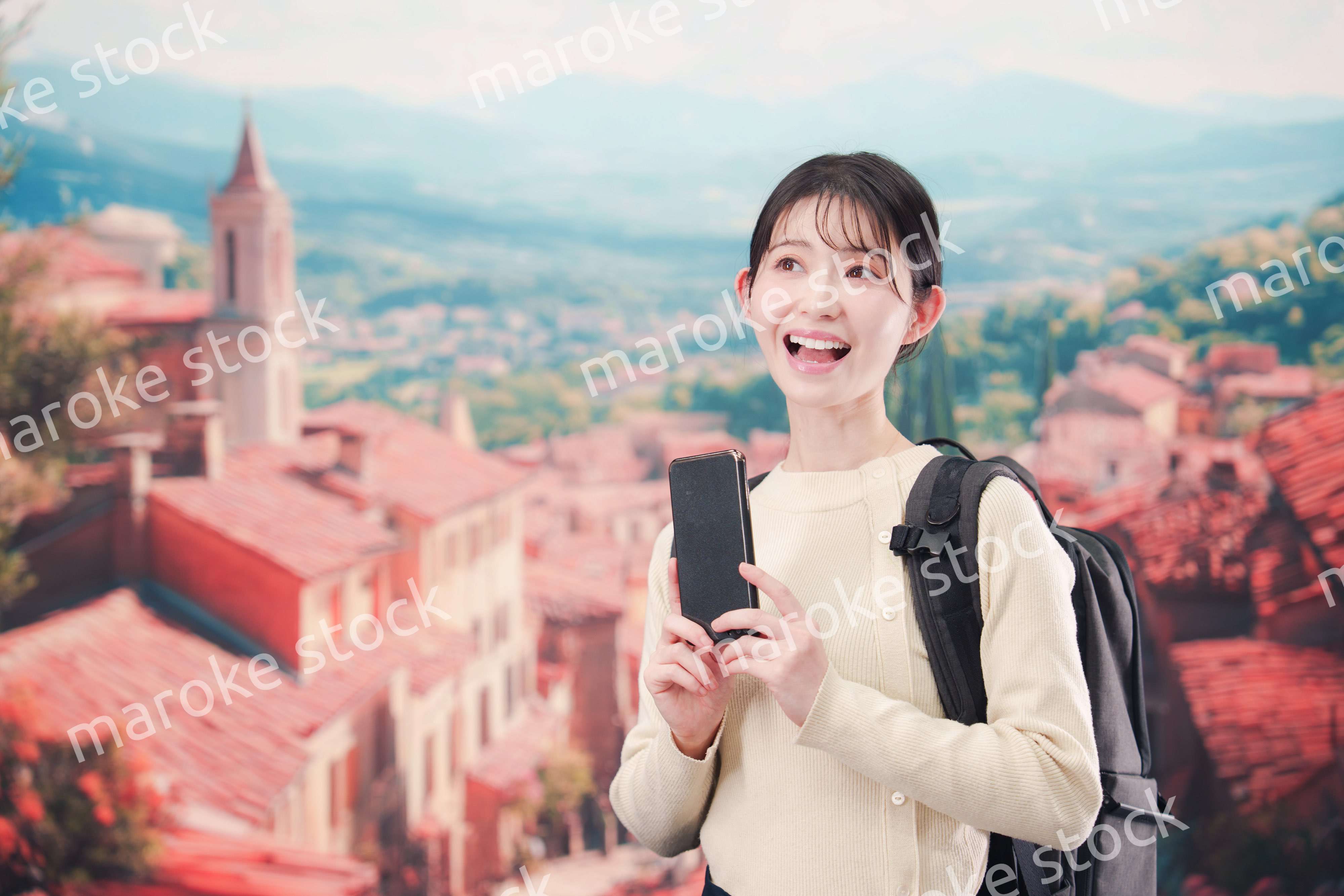 ヨーロッパの街を旅行する若い女性