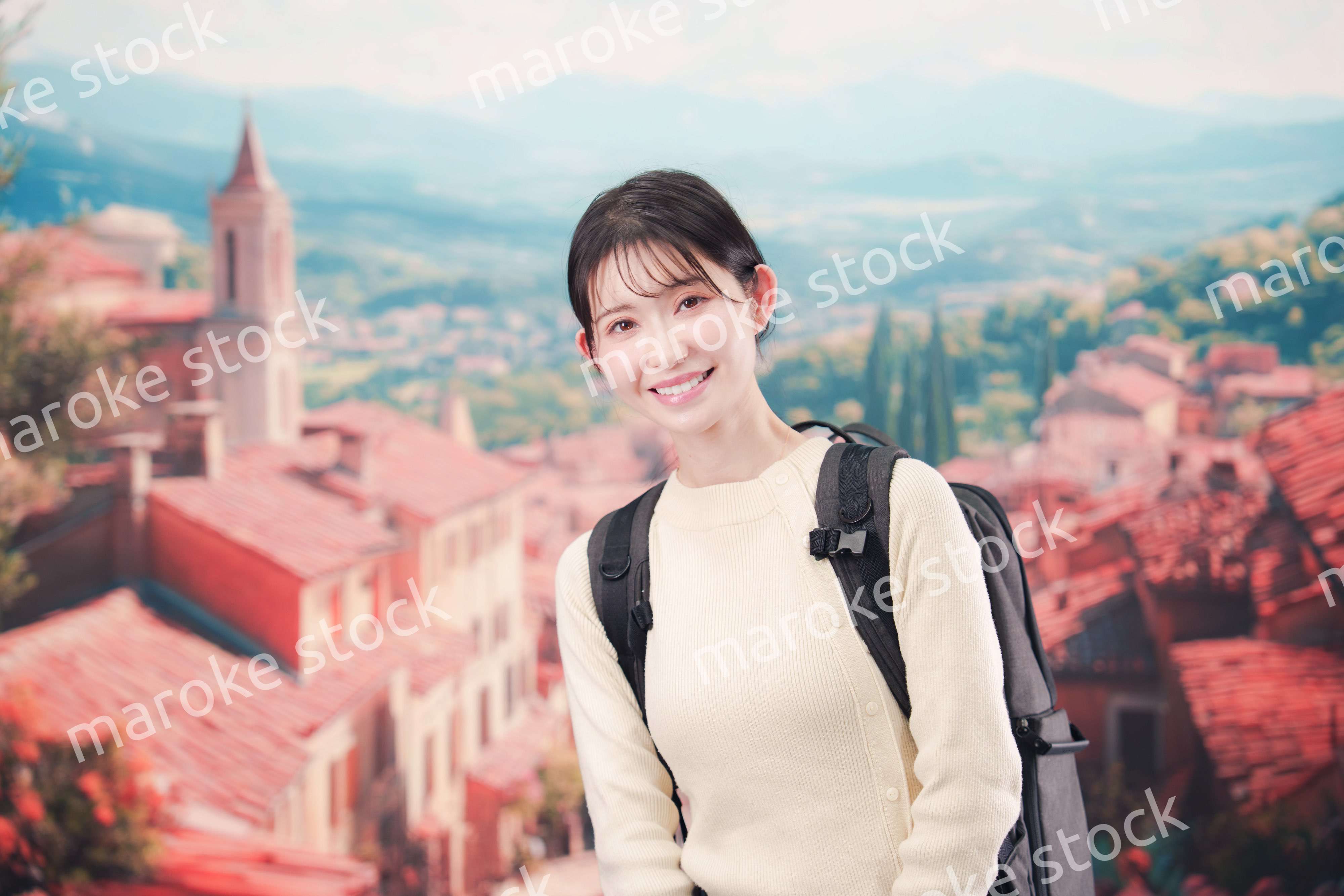 ヨーロッパの街を旅行する若い女性