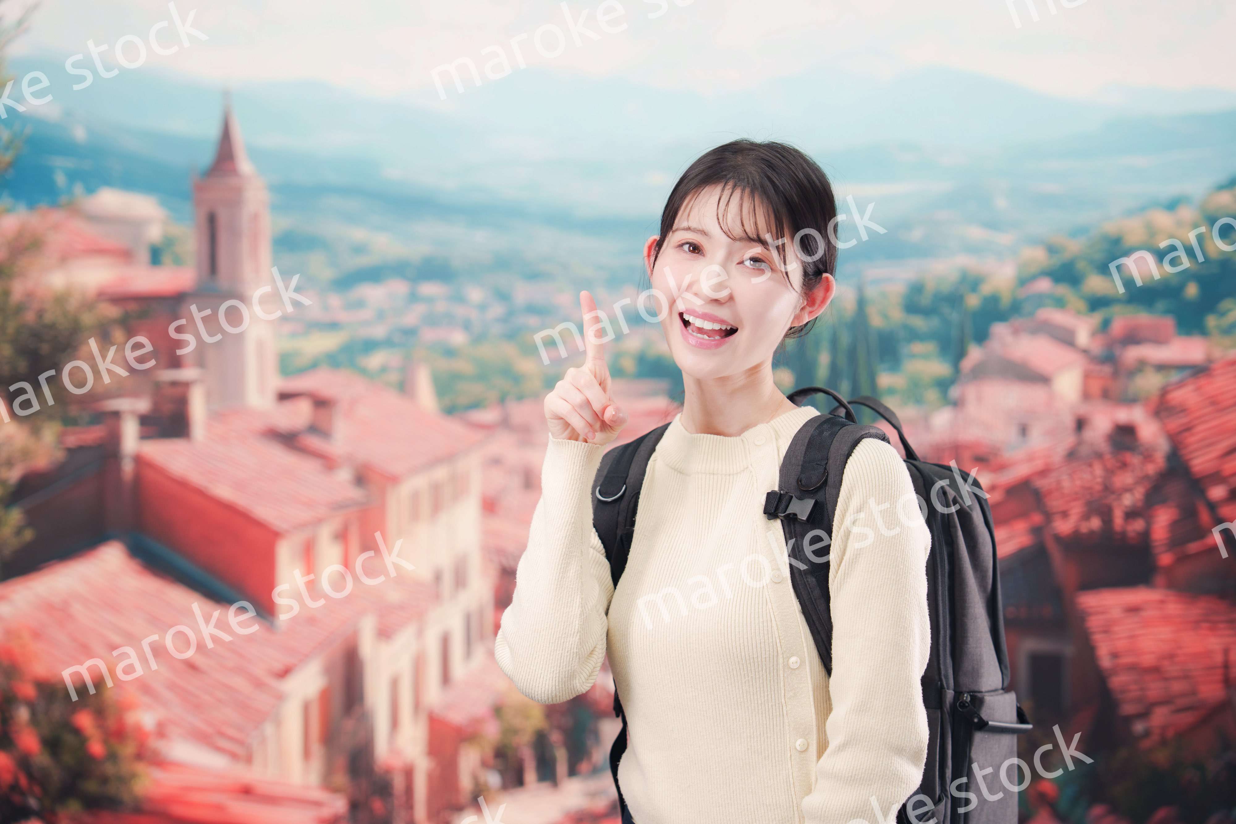 ヨーロッパの街を旅行する若い女性