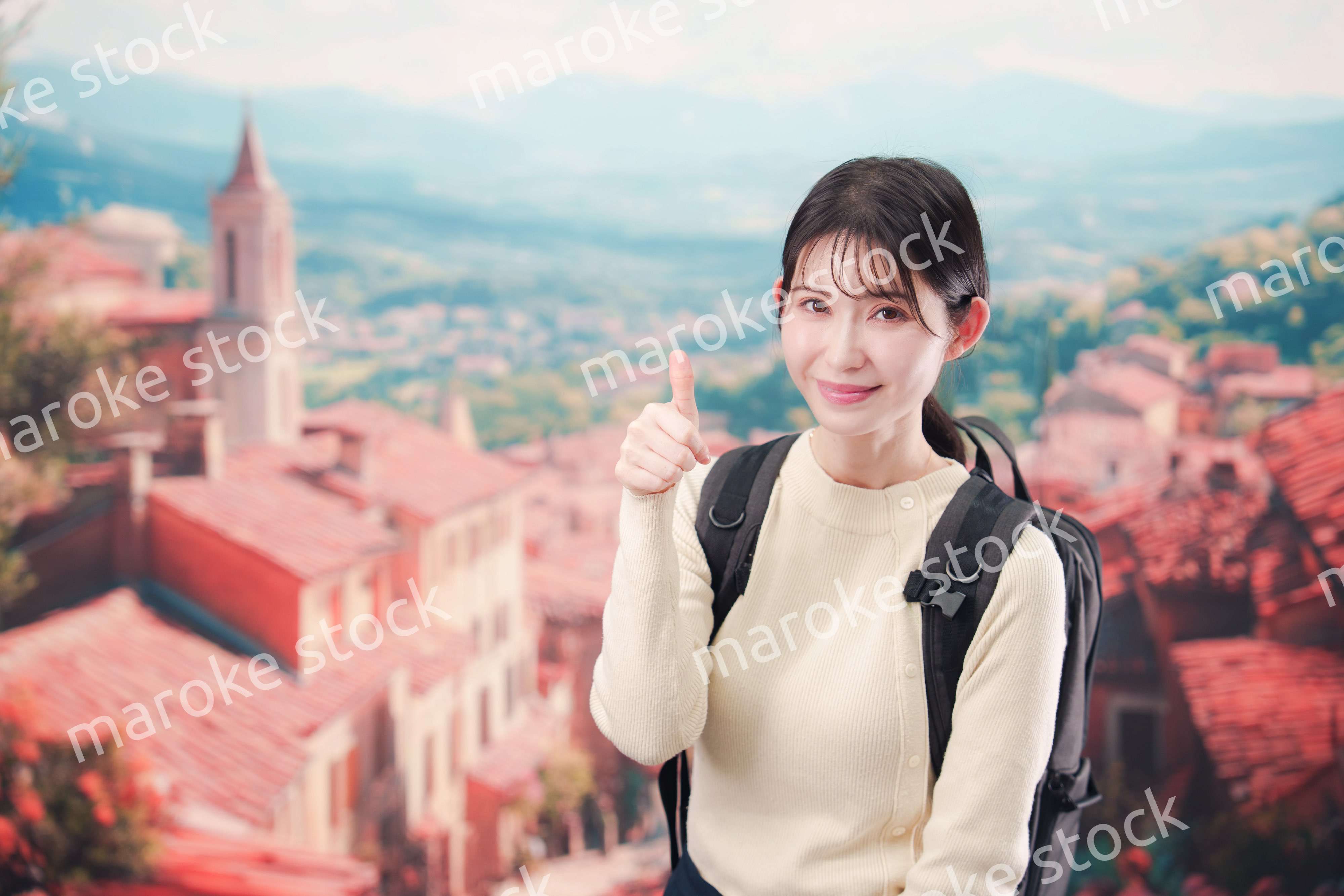 ヨーロッパの街を旅行する若い女性