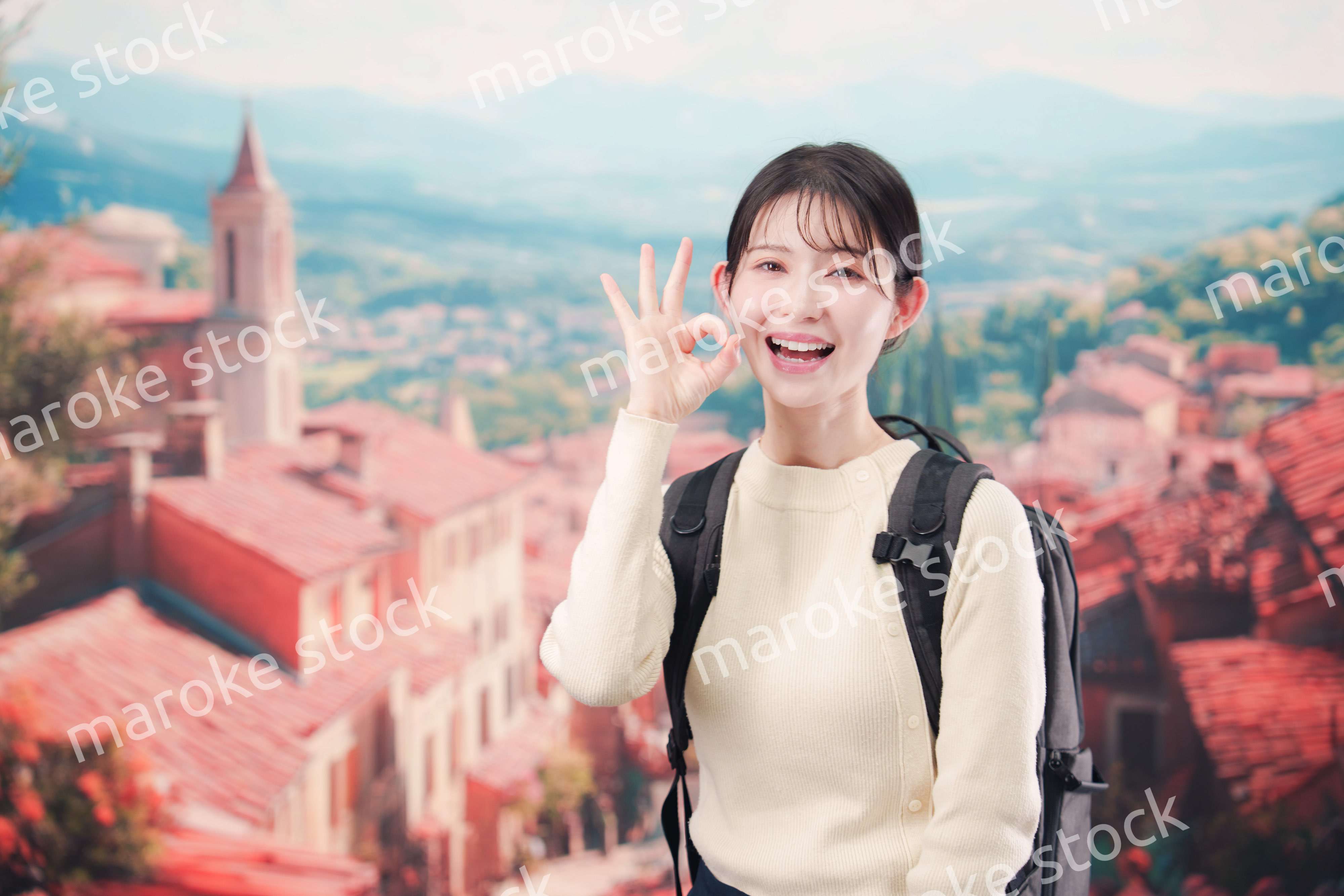 ヨーロッパの街を旅行する若い女性