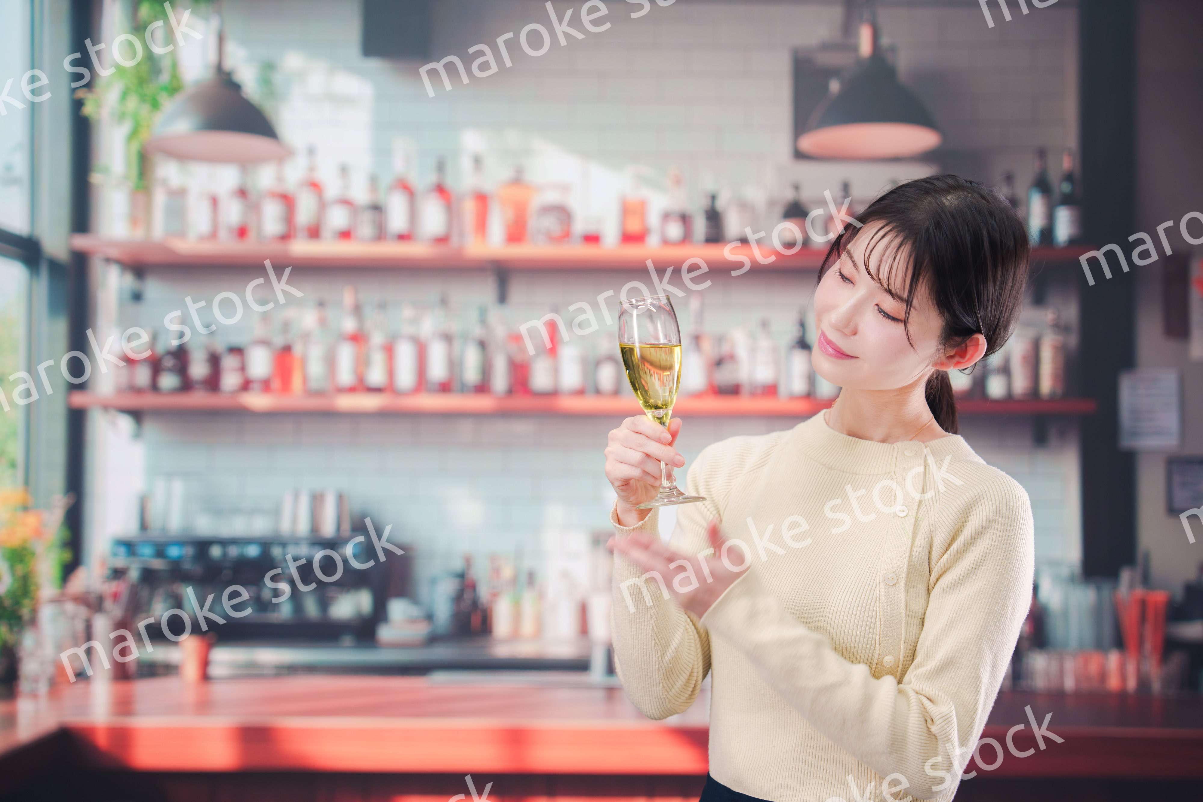 バーでワインを飲む若い女性