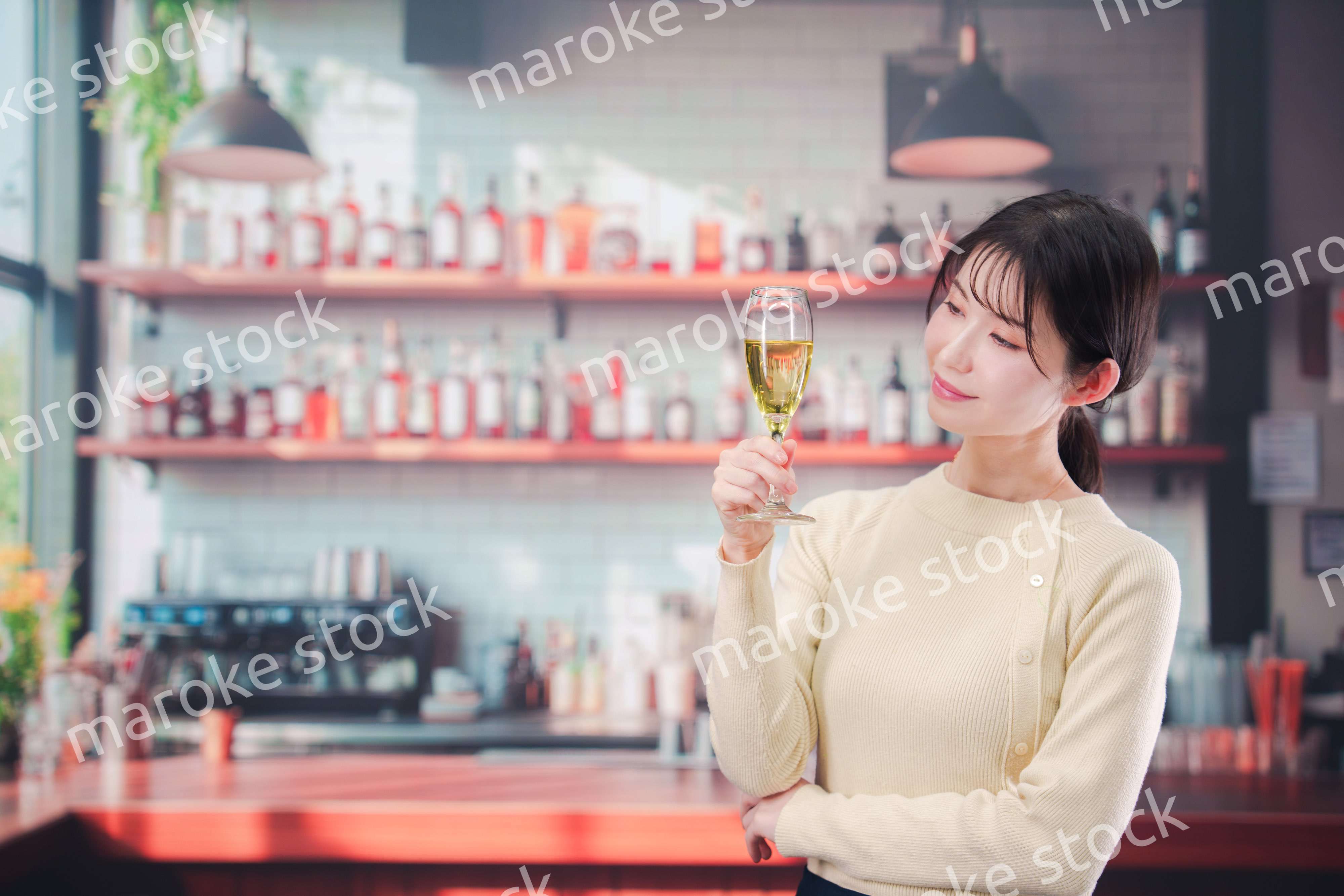 バーでワインを飲む若い女性