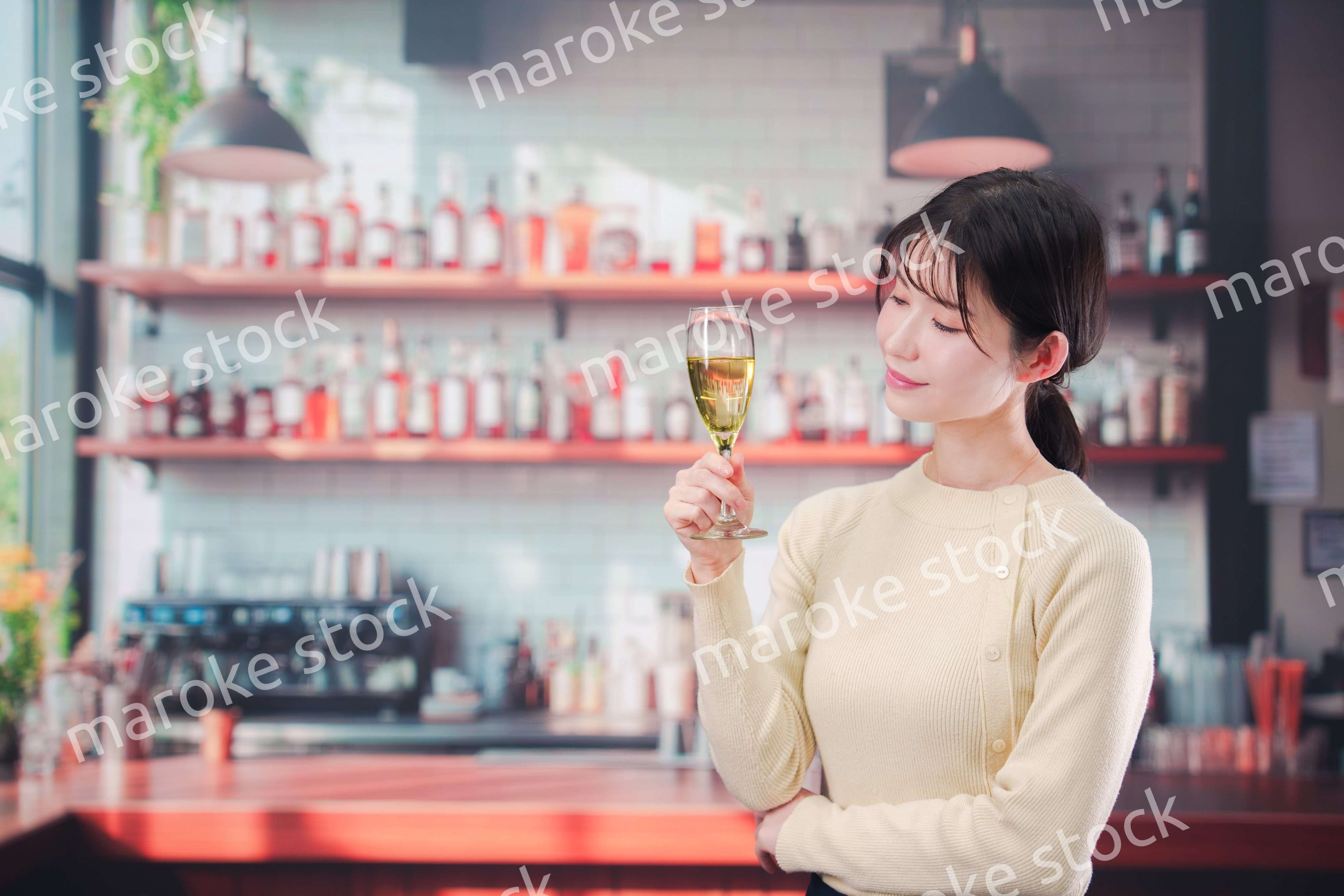 バーでワインを飲む若い女性