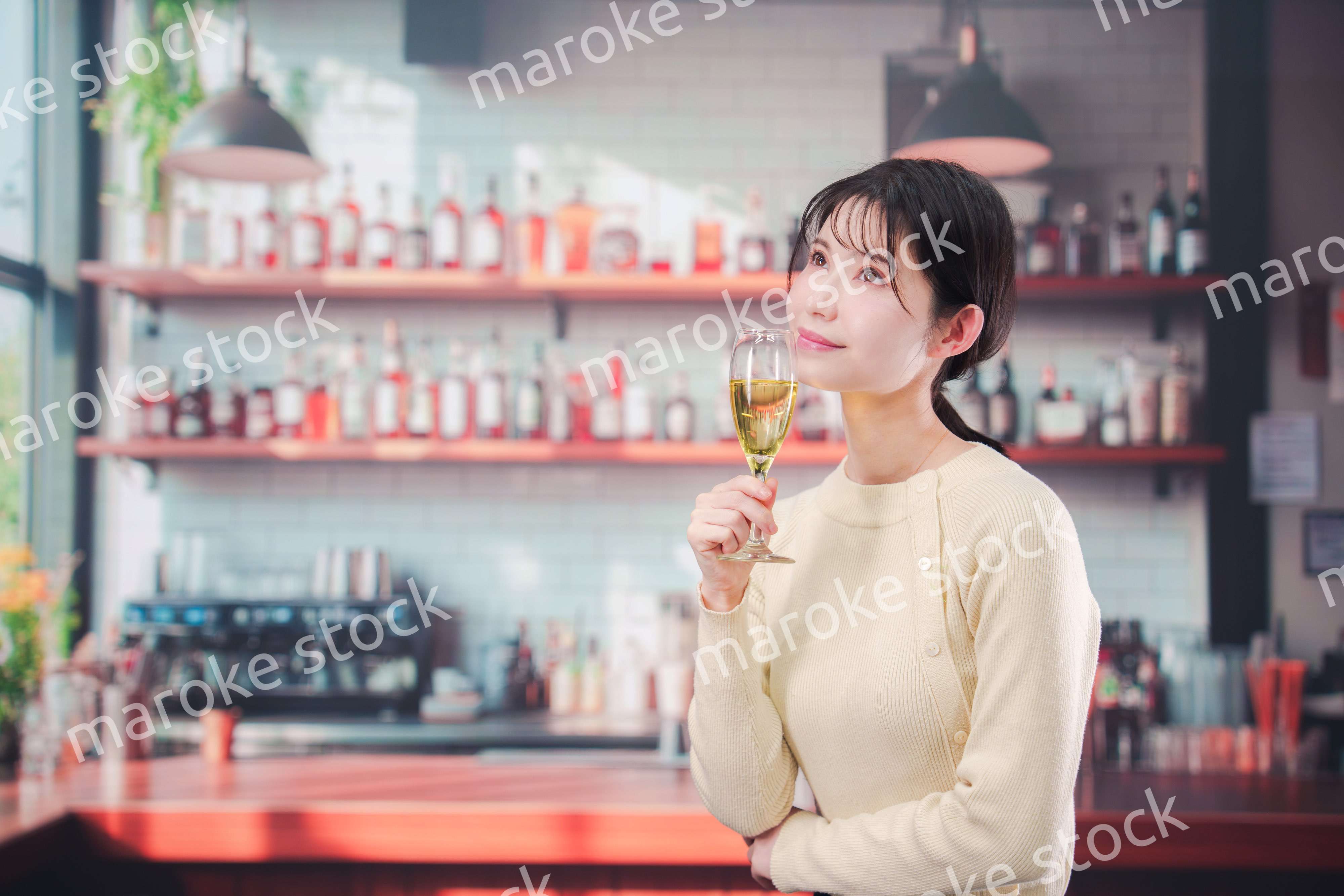 バーでワインを飲む若い女性