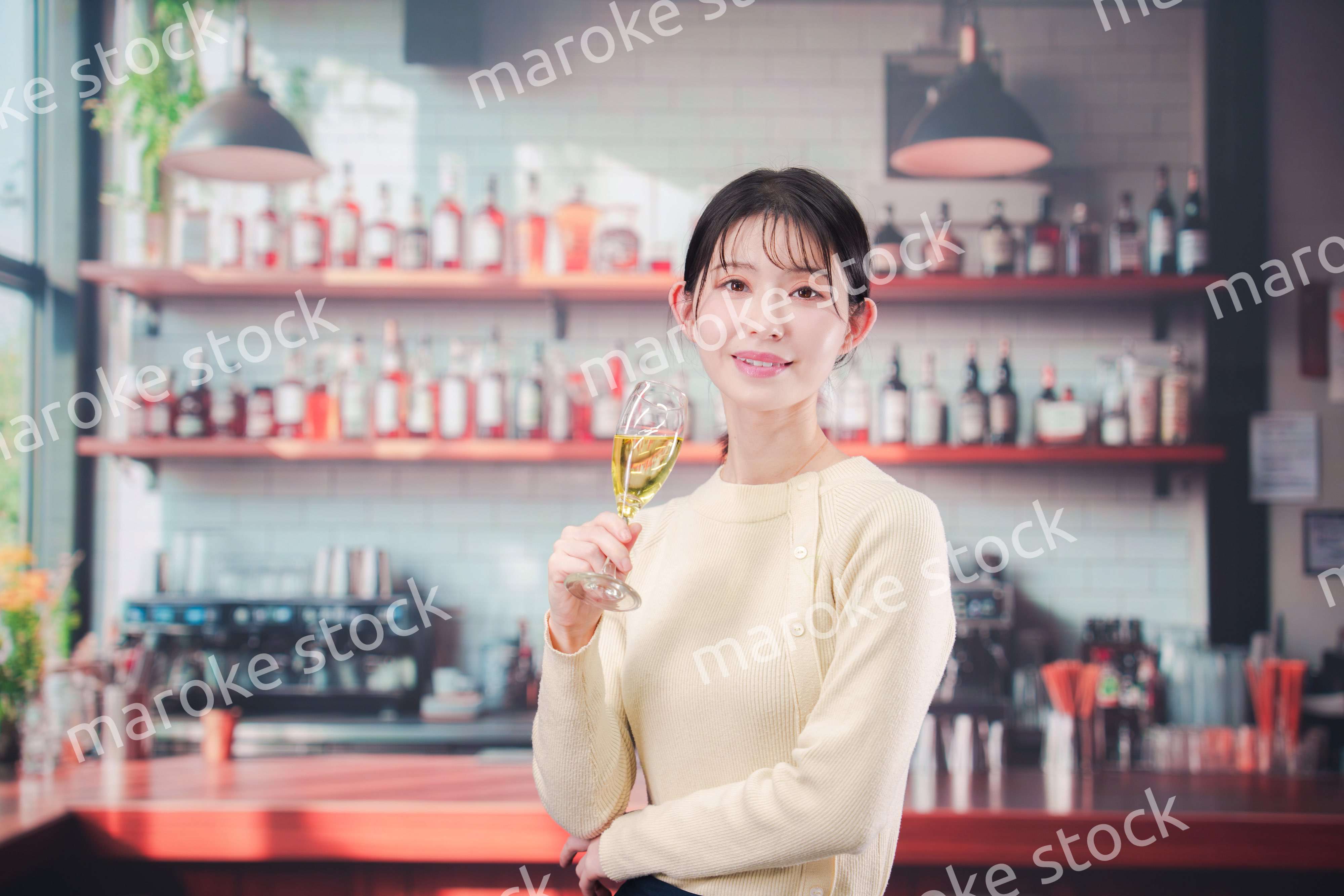 バーでワインを飲む若い女性