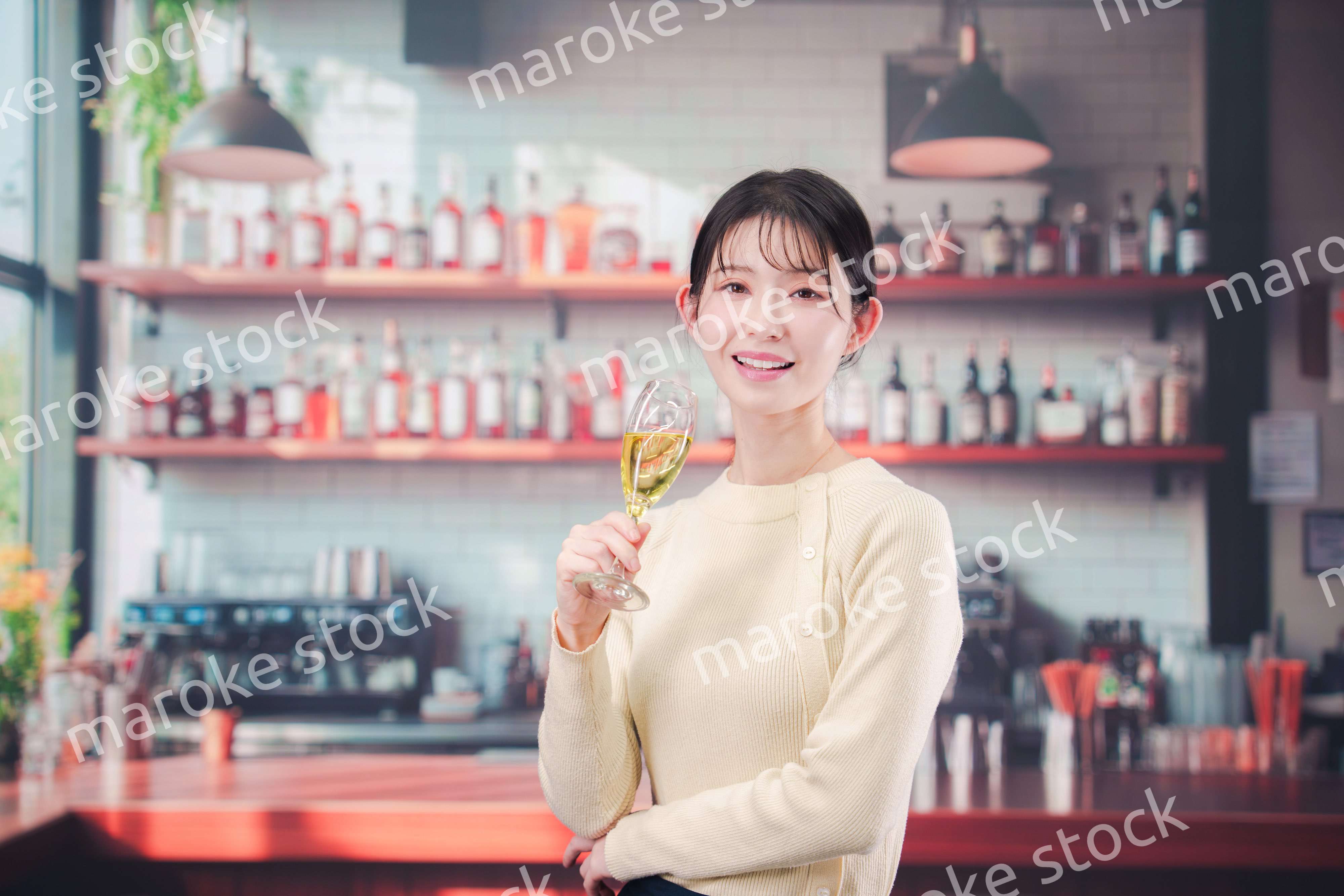 バーでワインを飲む若い女性