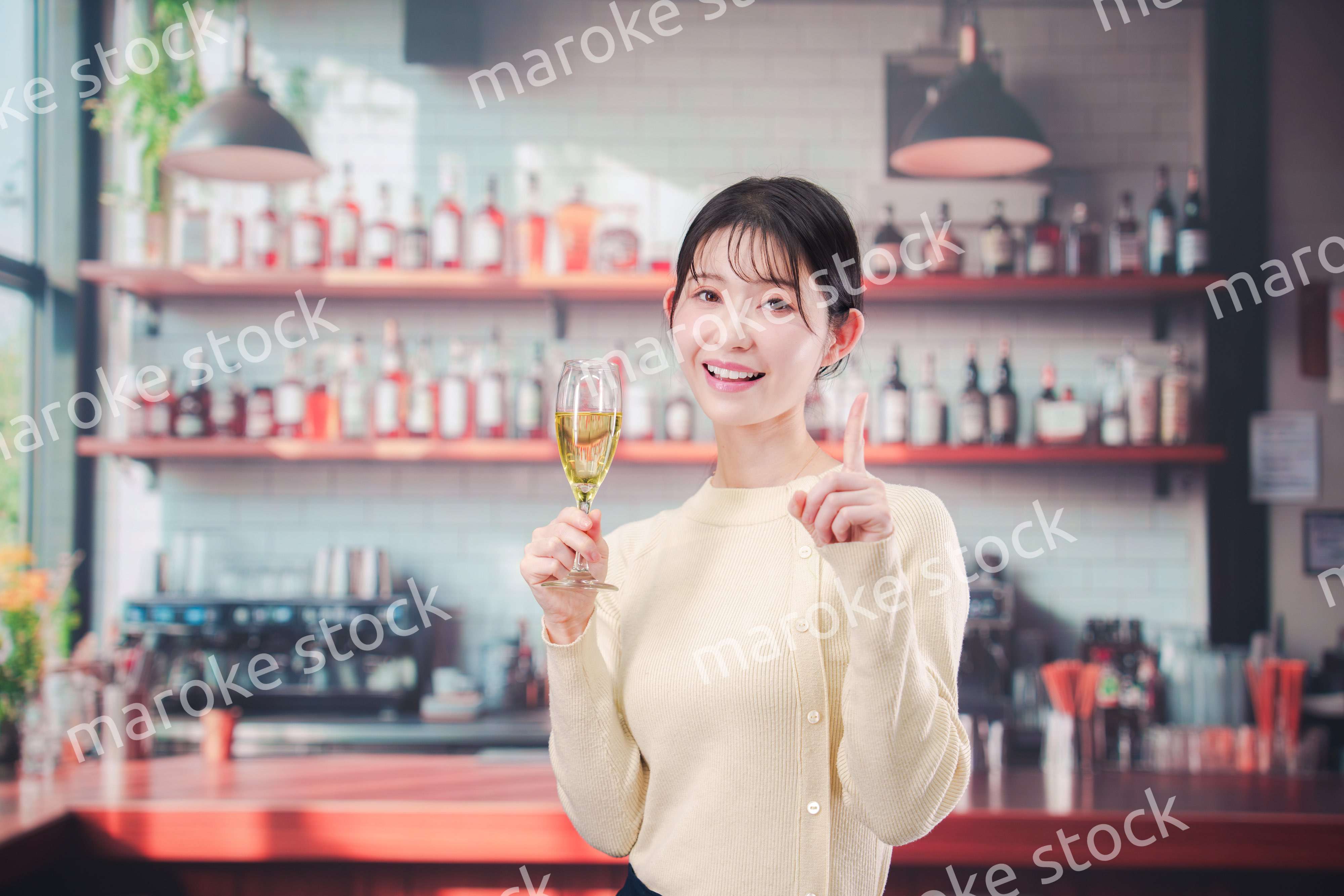 バーでワインを飲む若い女性