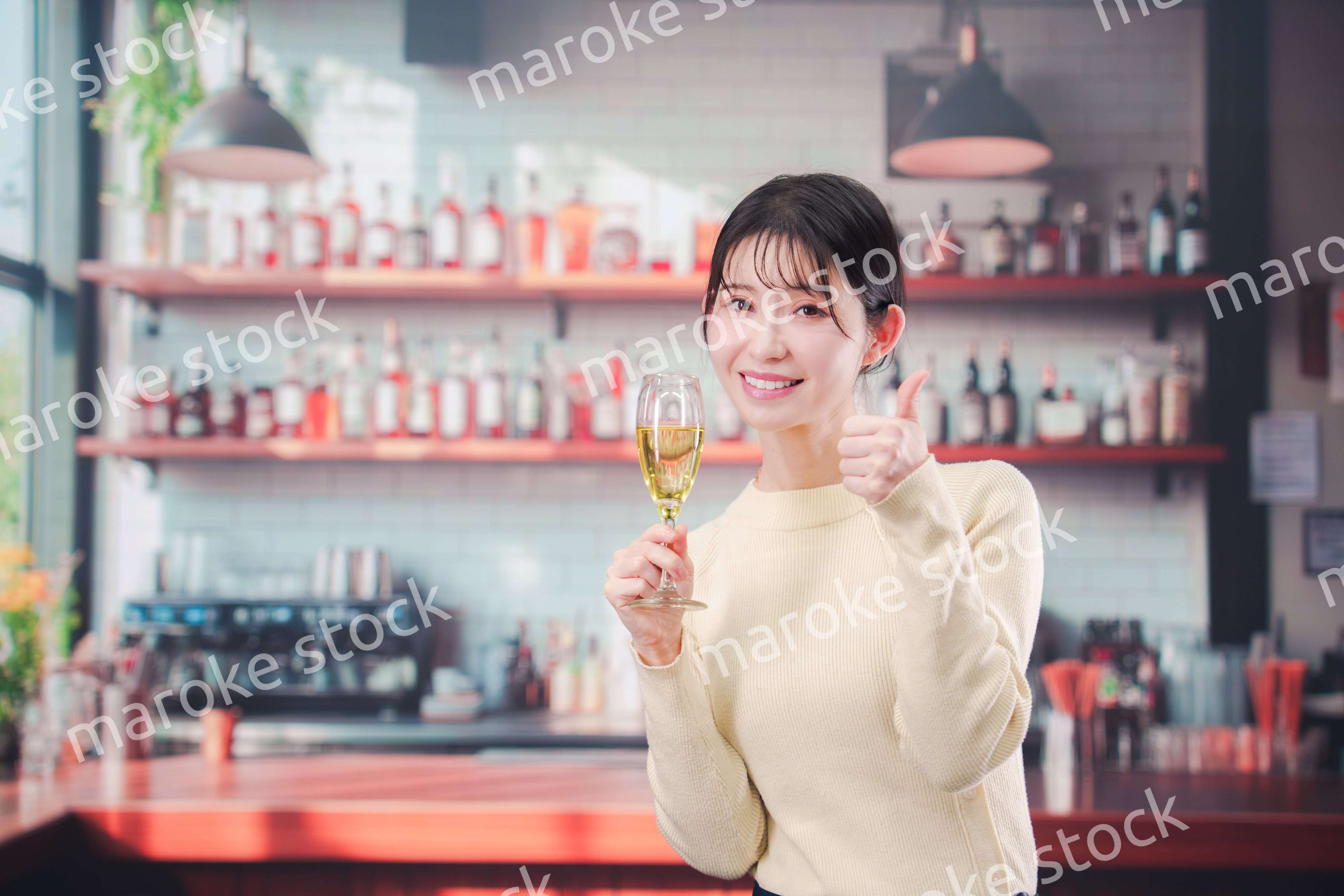 バーでワインを飲む若い女性