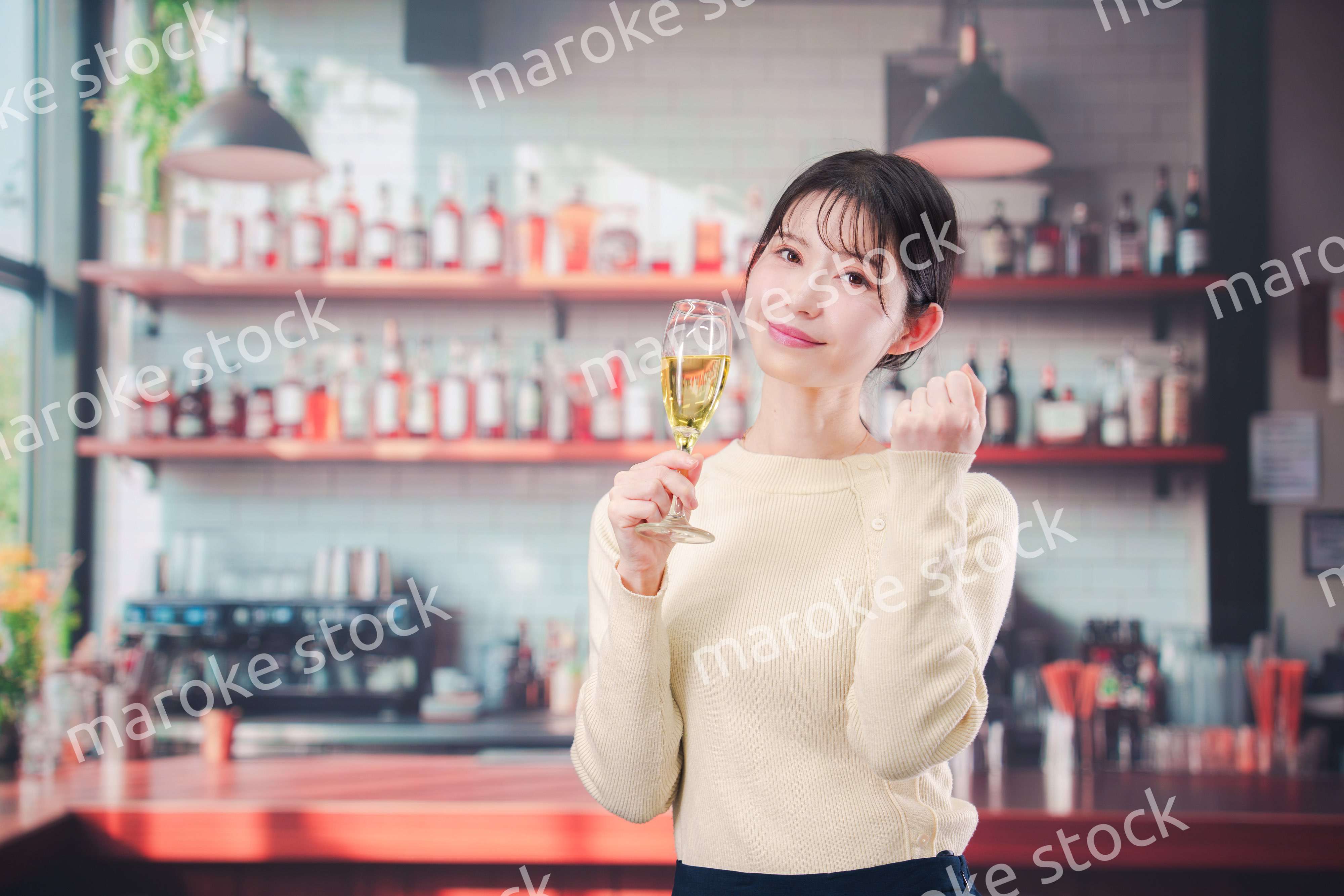 バーでワインを飲む若い女性