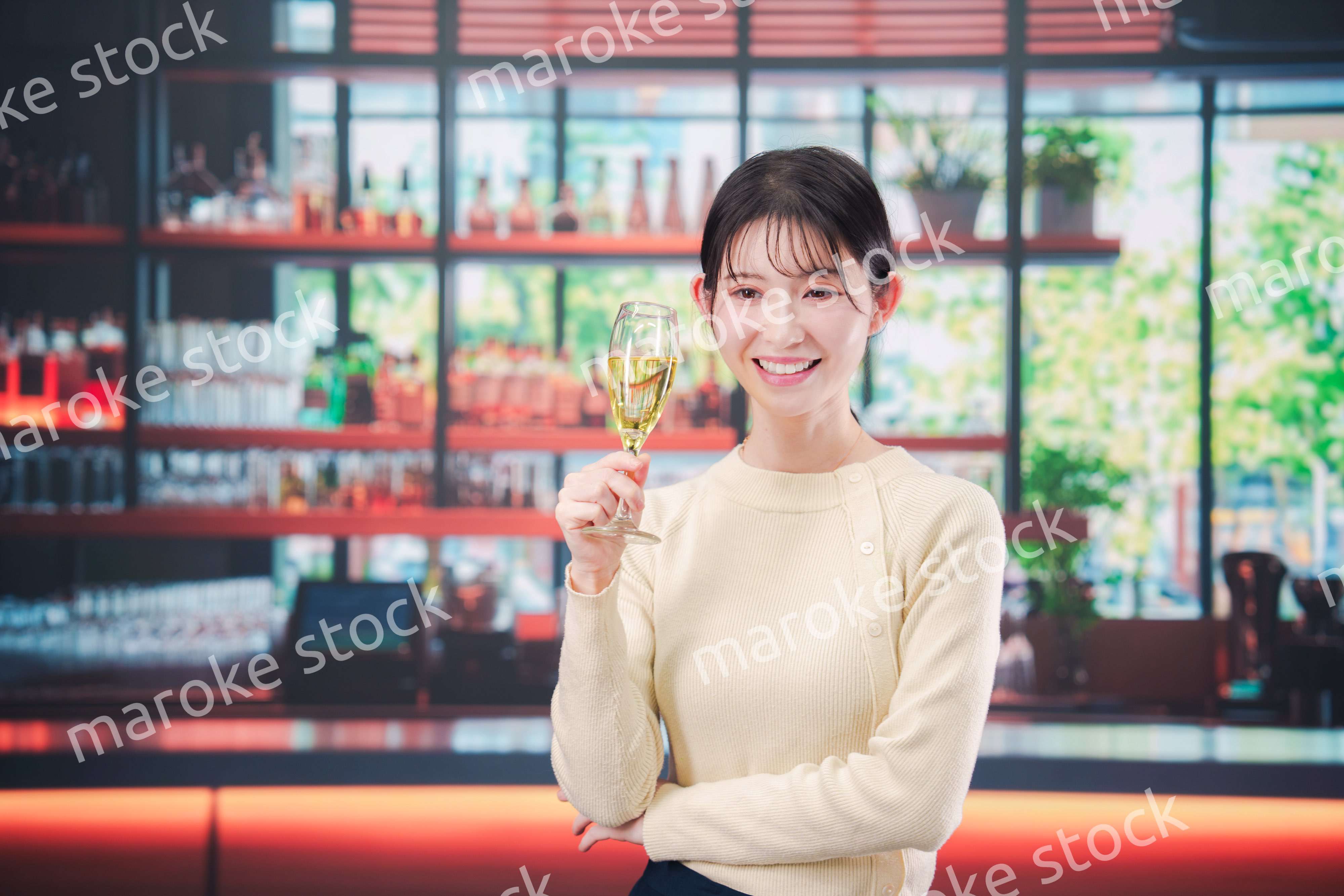 バーでワインを飲む若い女性