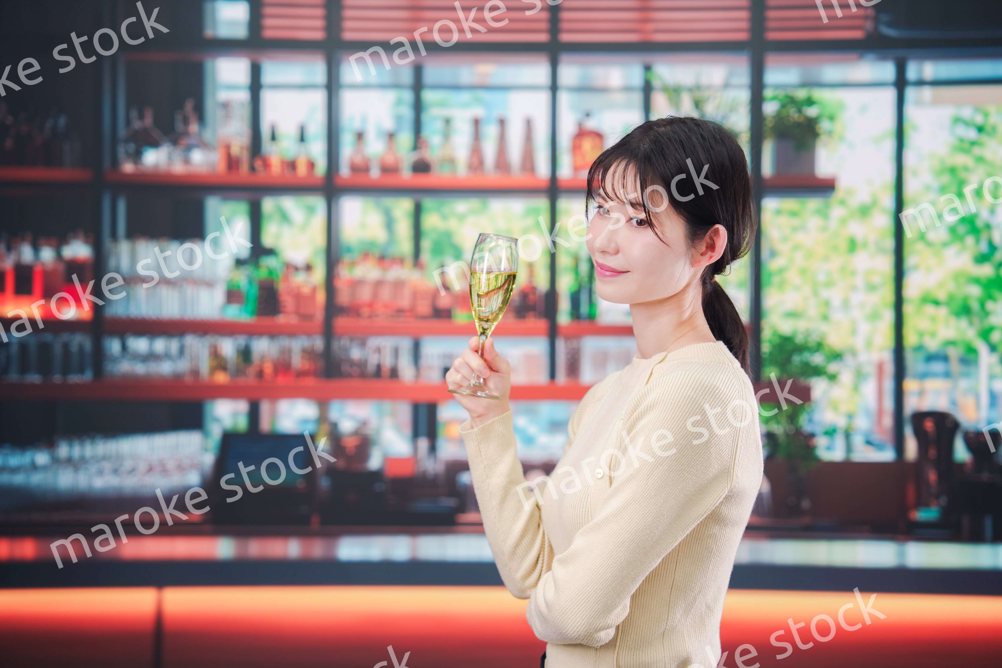 バーでワインを飲む若い女性