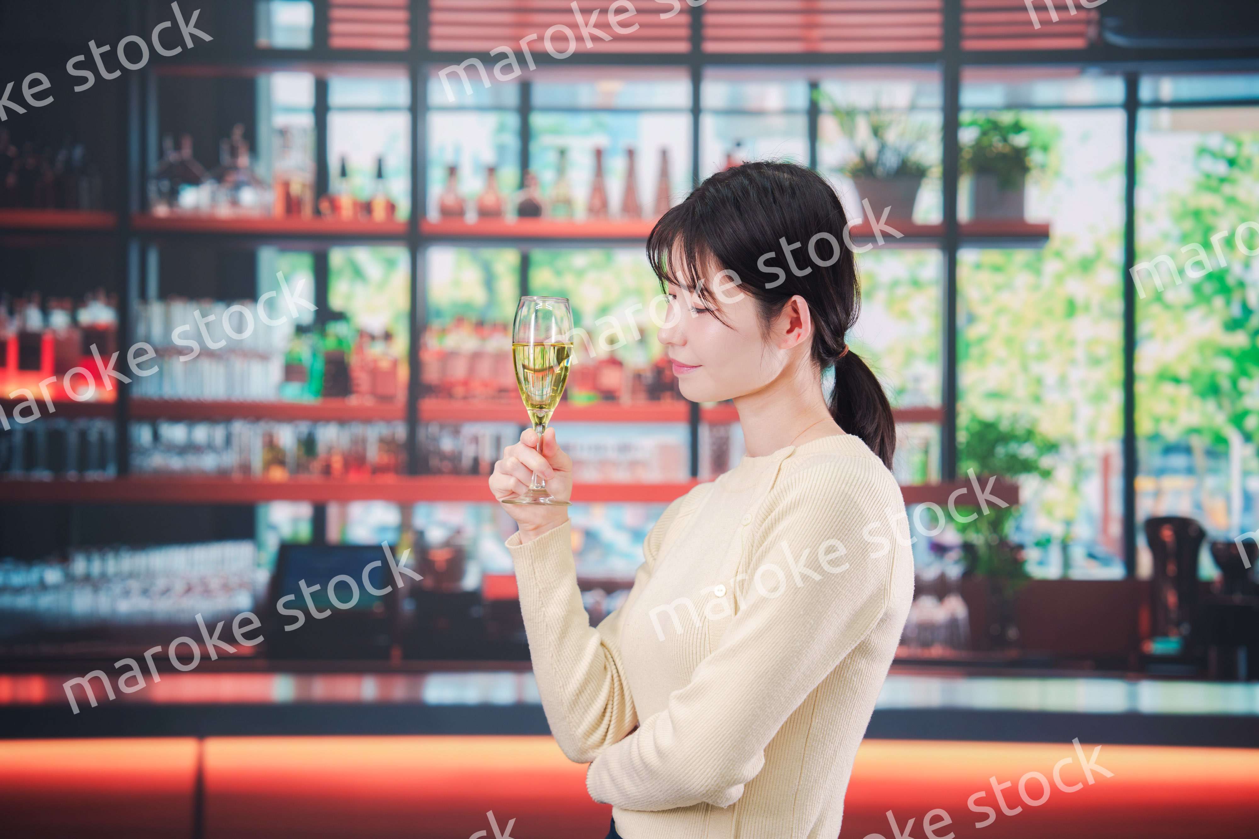 バーでワインを飲む若い女性