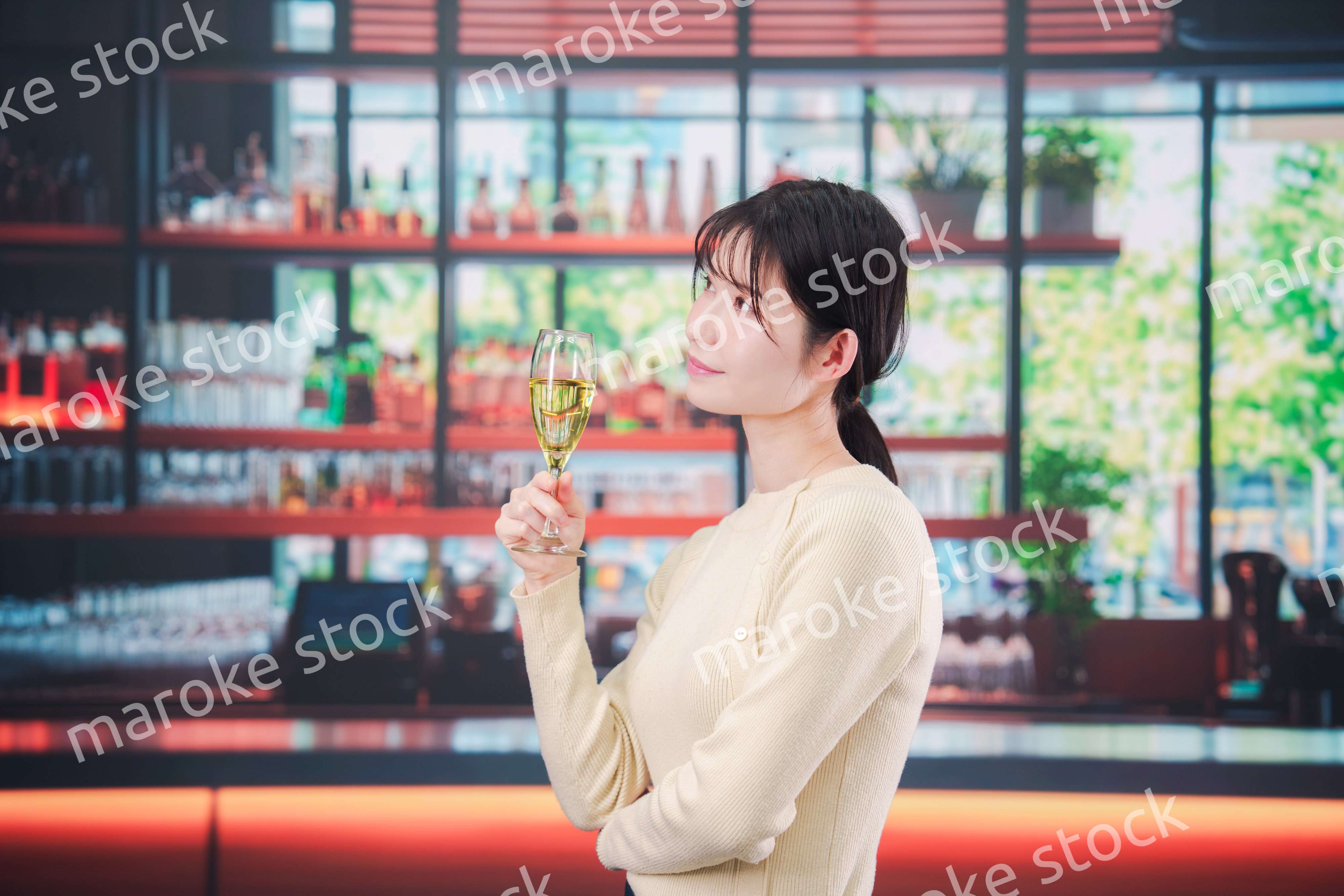 バーでワインを飲む若い女性