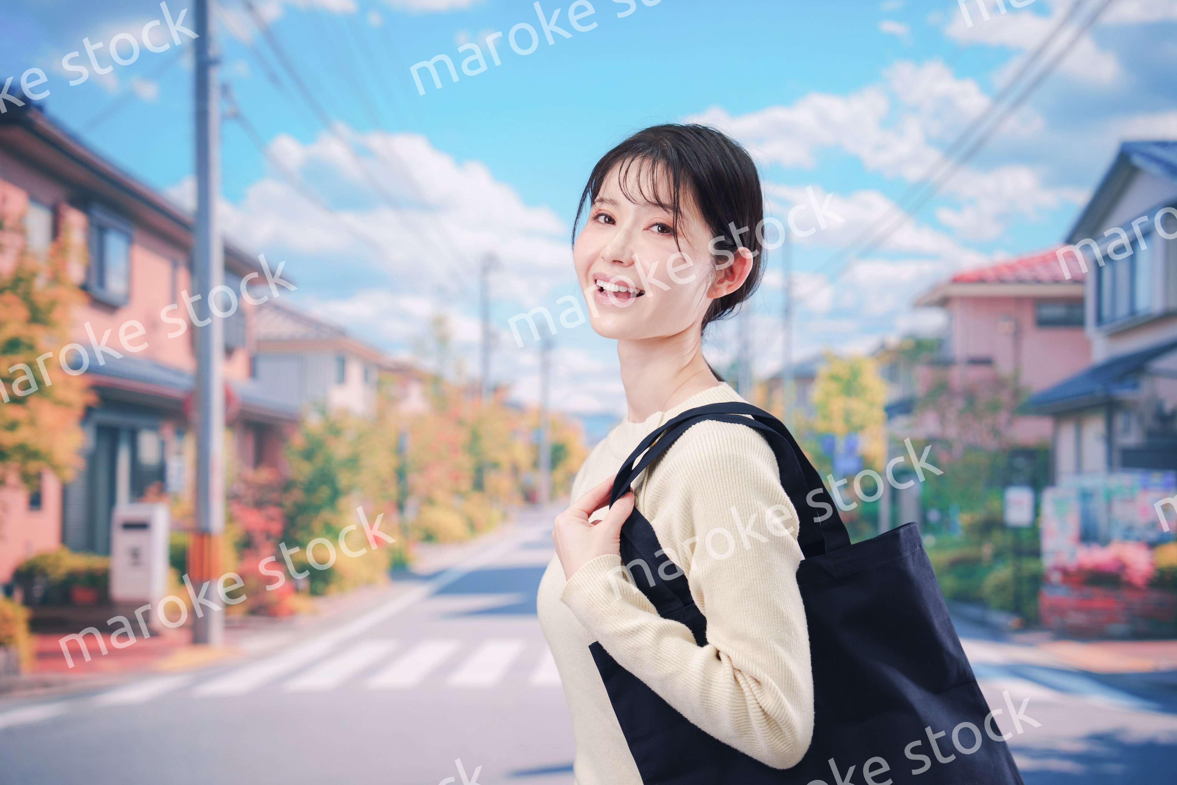 住宅街を歩く若い女性