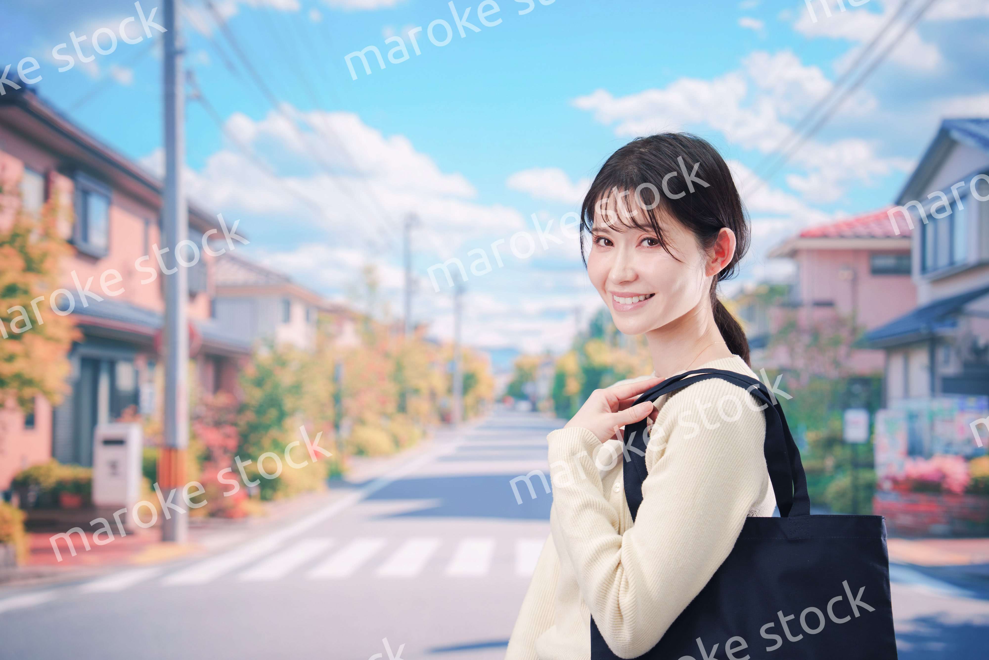 住宅街を歩く若い女性