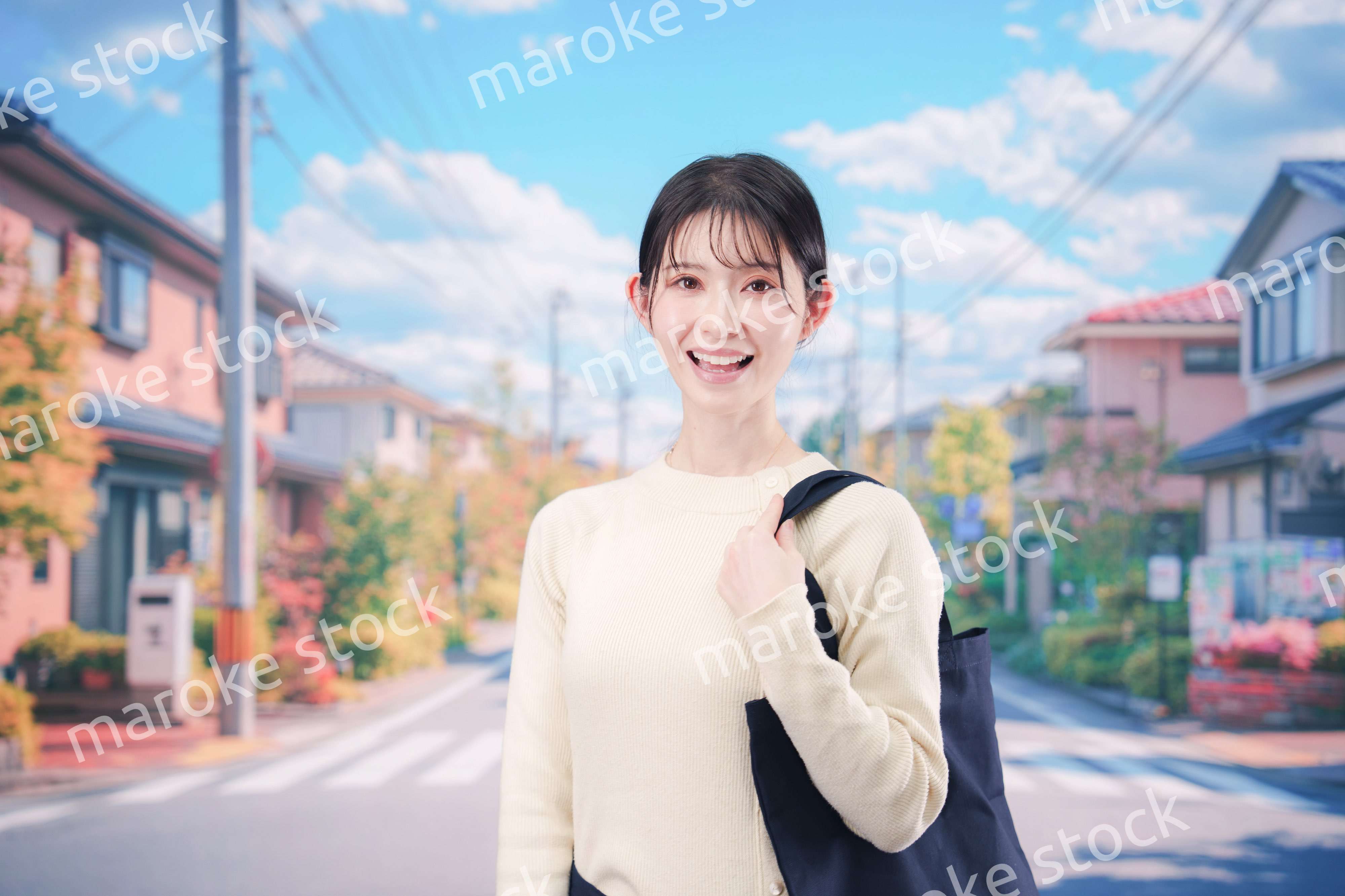 住宅街を歩く若い女性