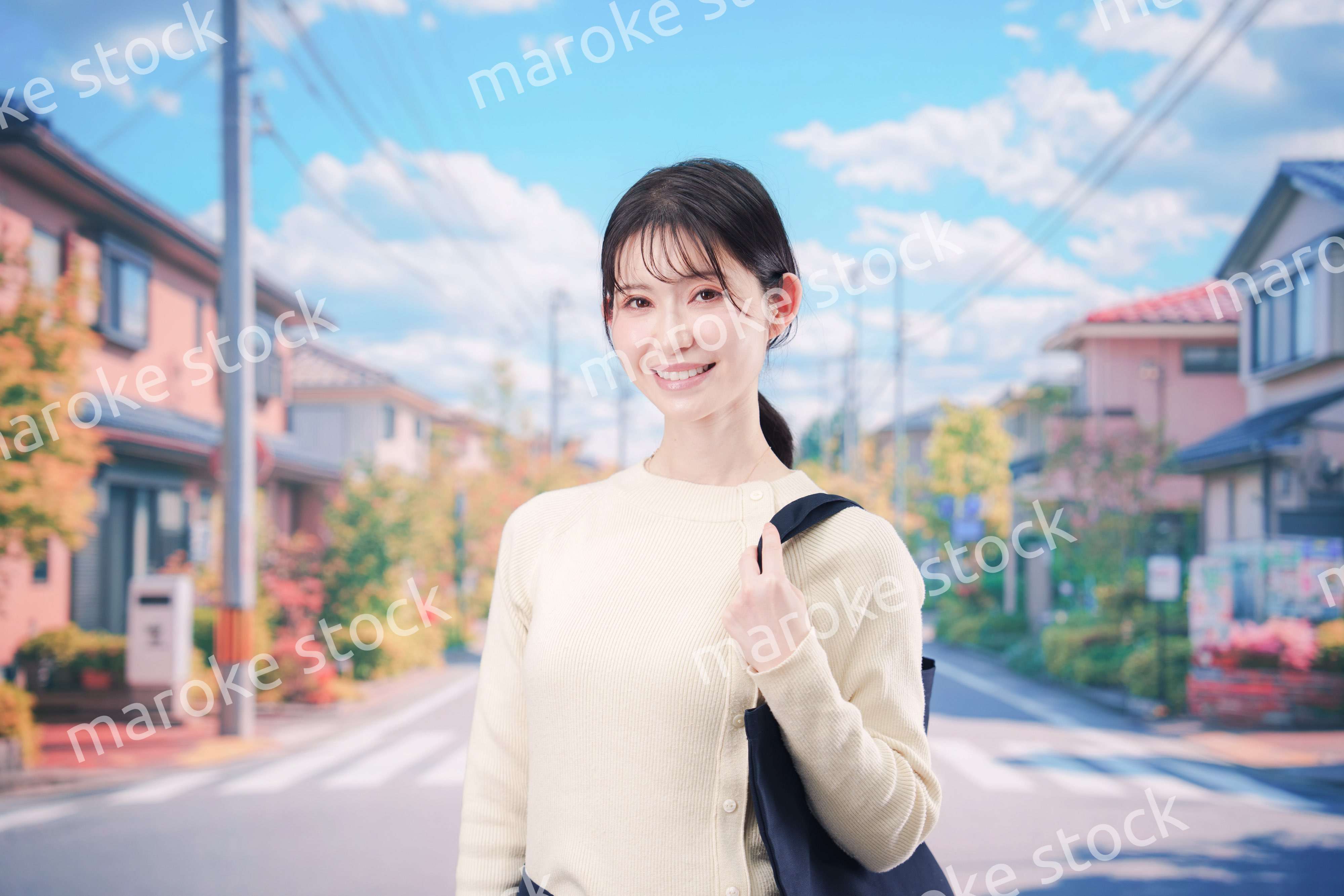 住宅街を歩く若い女性