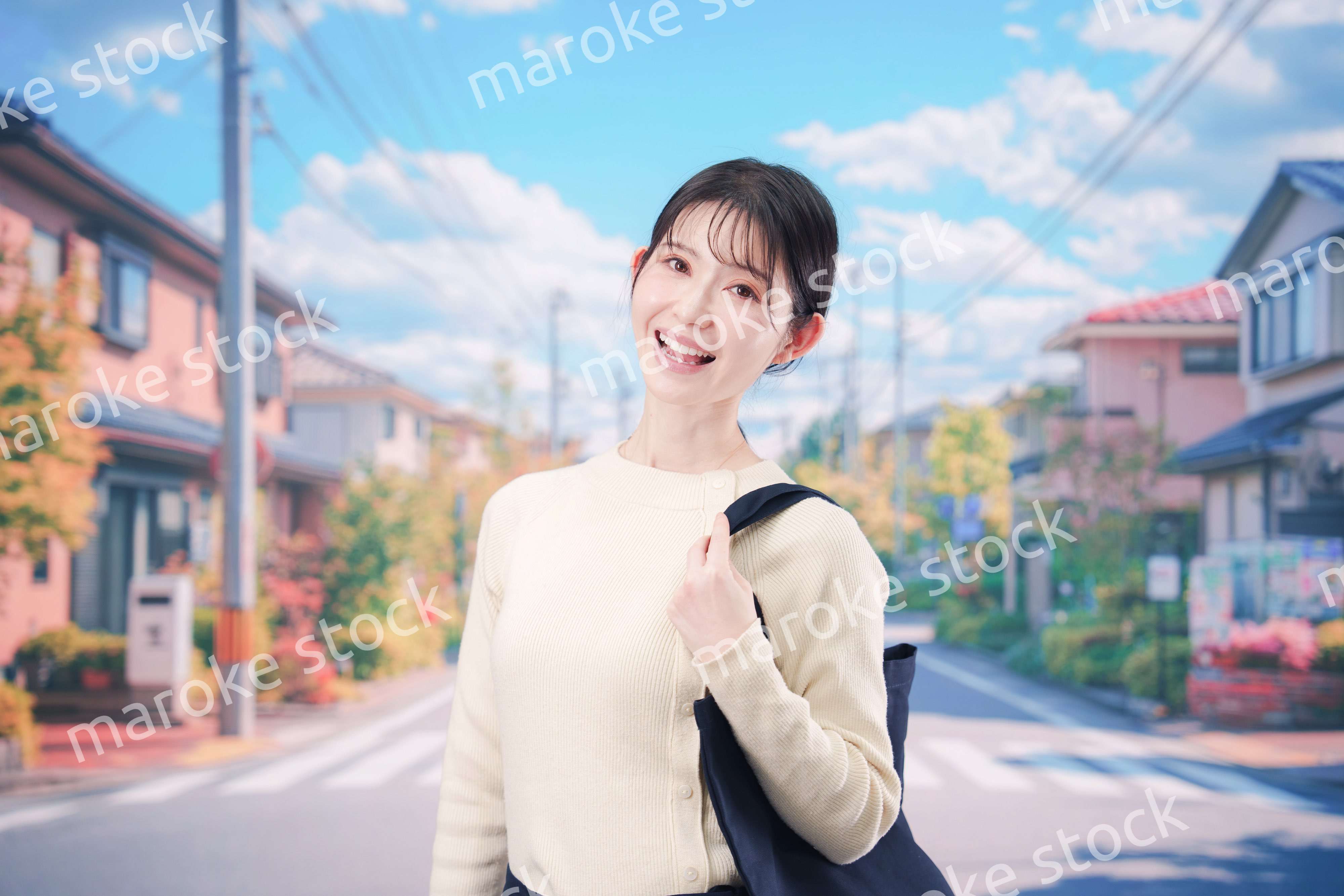 住宅街を歩く若い女性