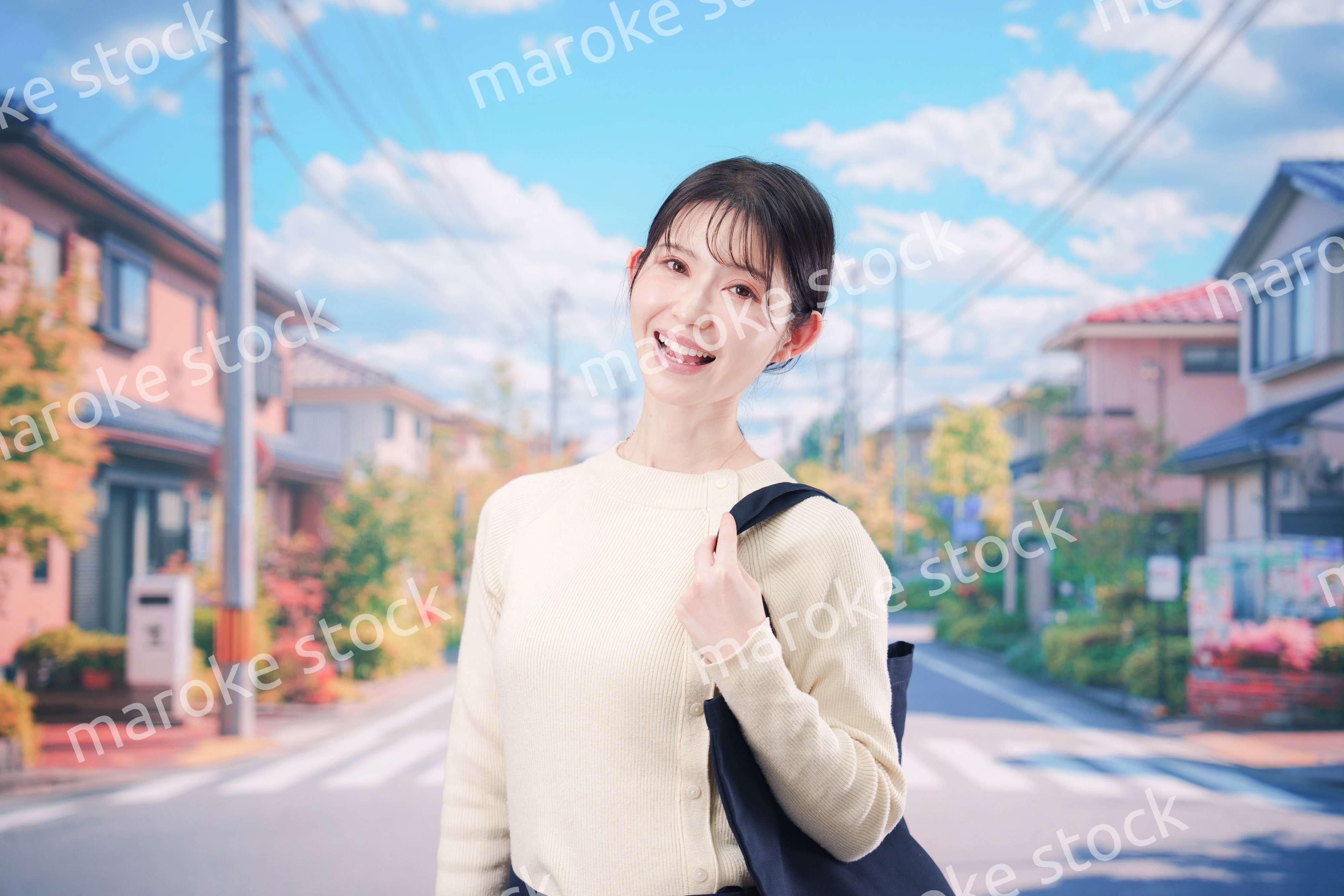 住宅街を歩く若い女性