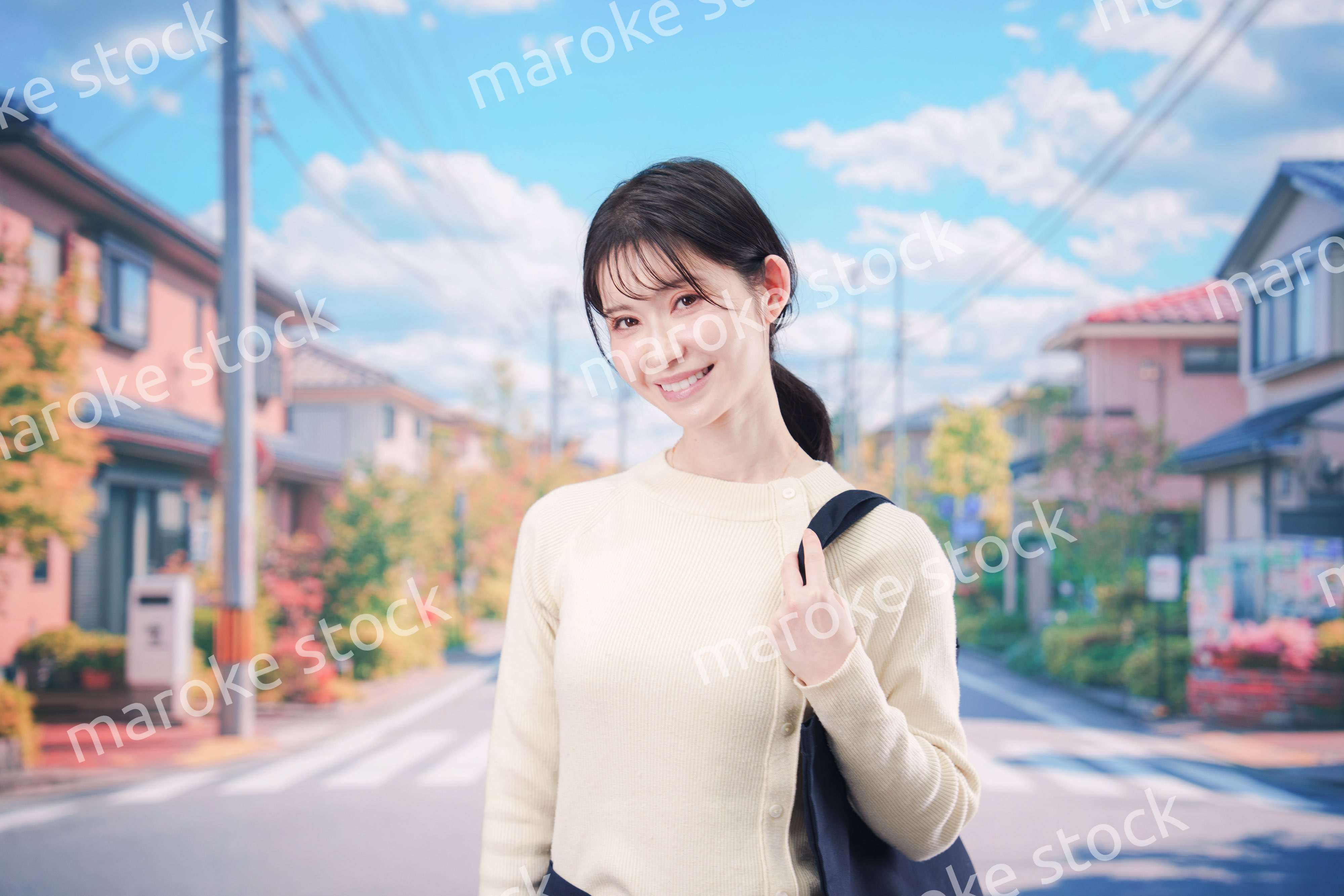 住宅街を歩く若い女性