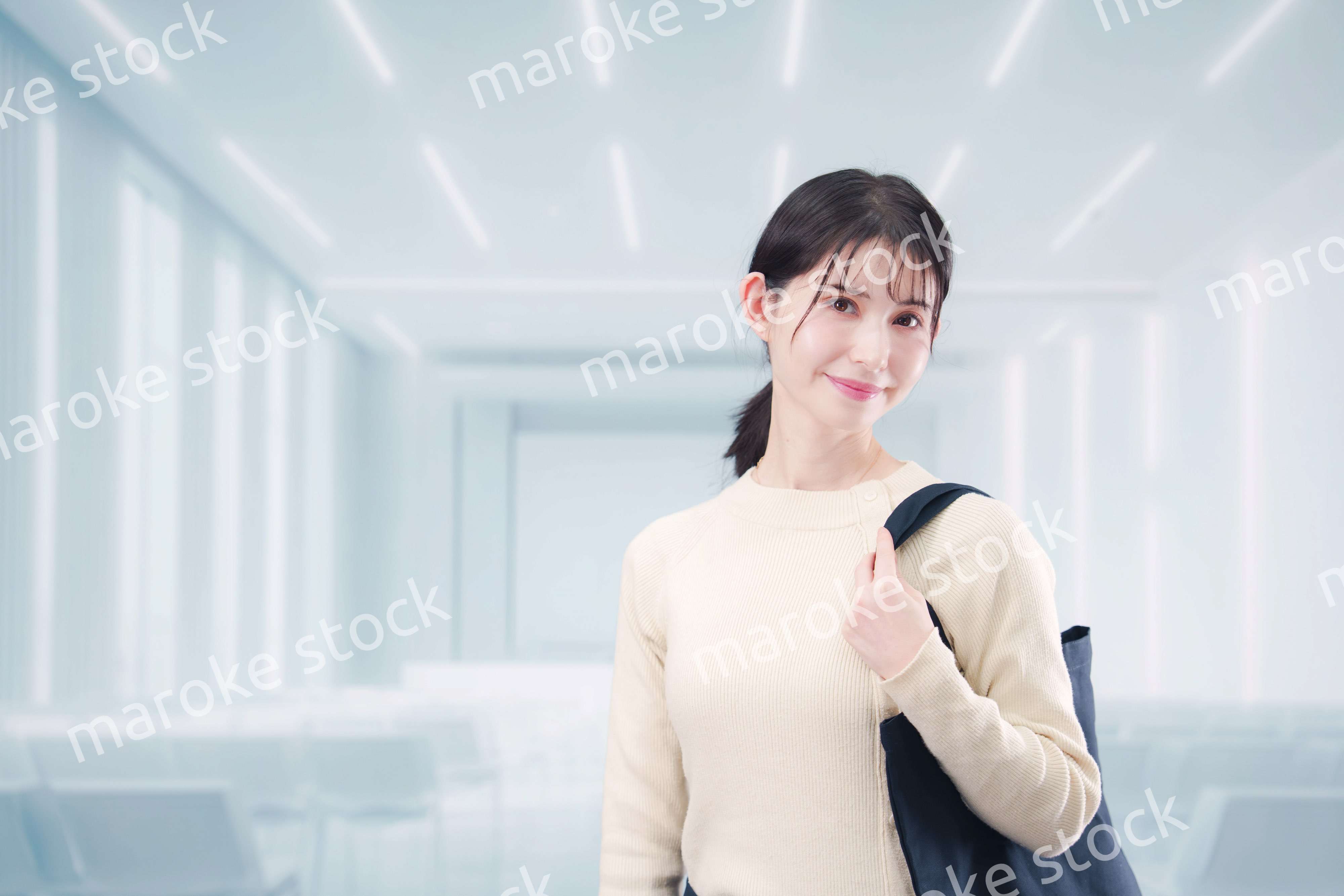 大学のキャンパスに通う若い女性の学生