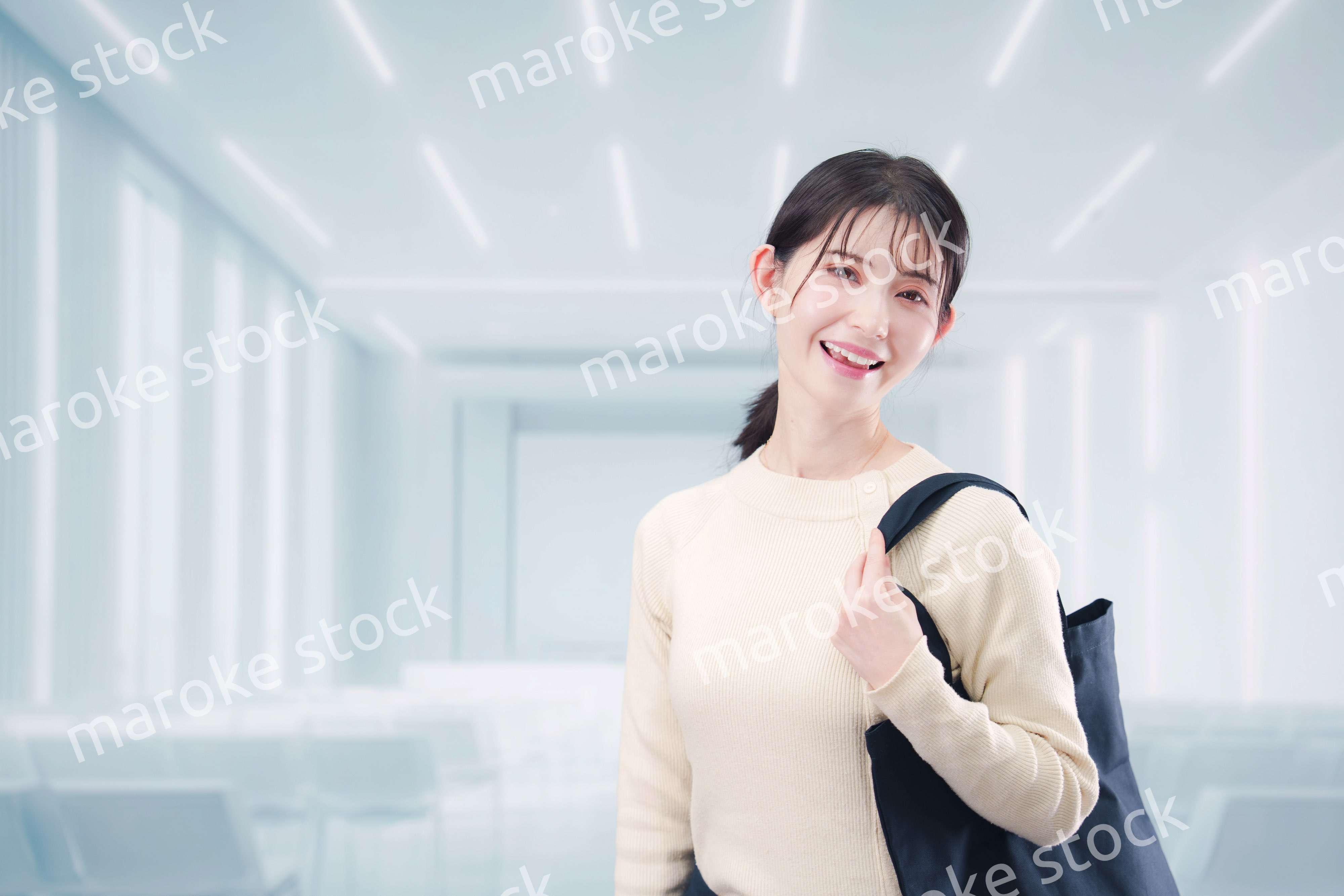 大学のキャンパスに通う若い女性の学生