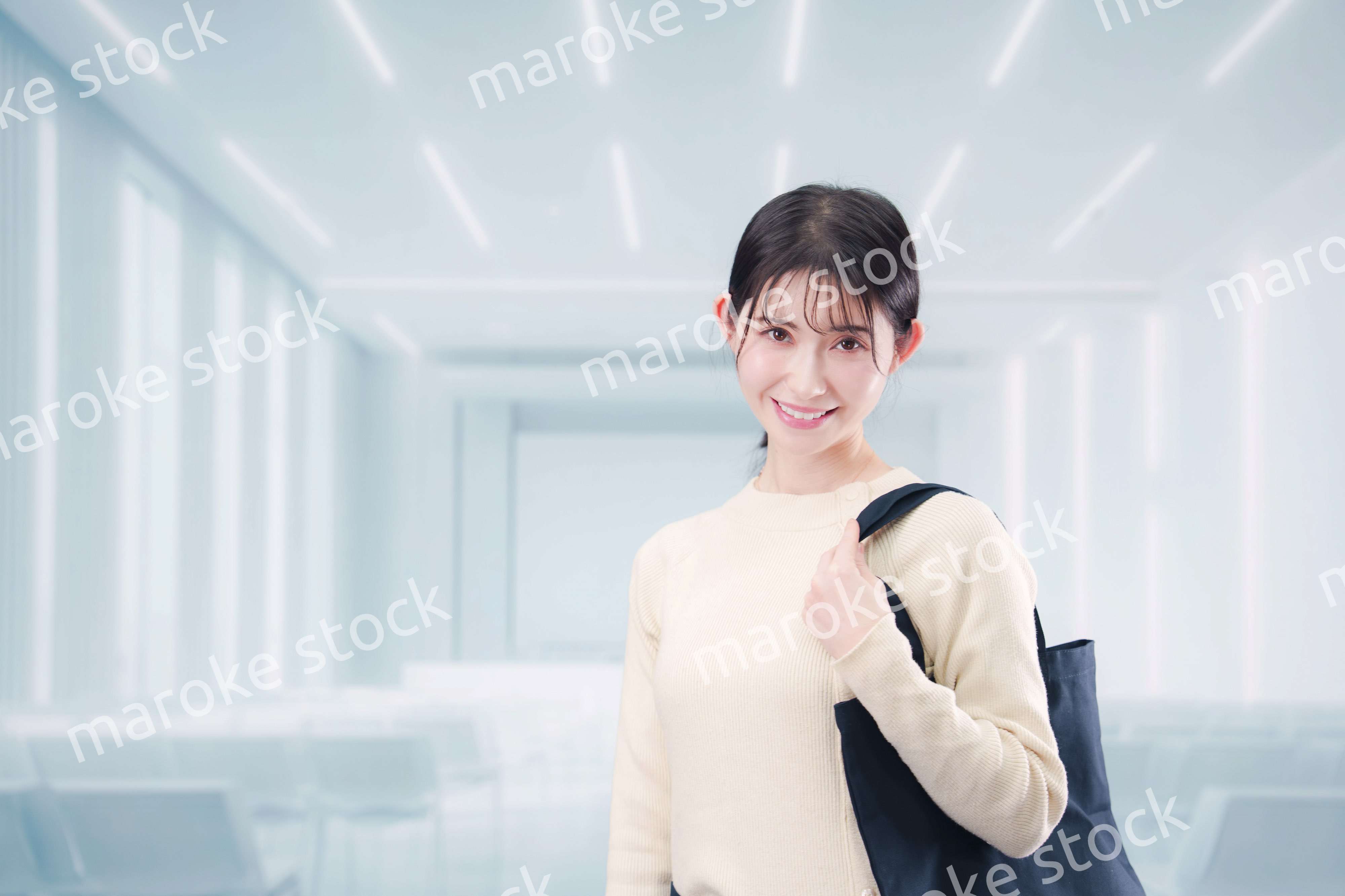 大学のキャンパスに通う若い女性の学生