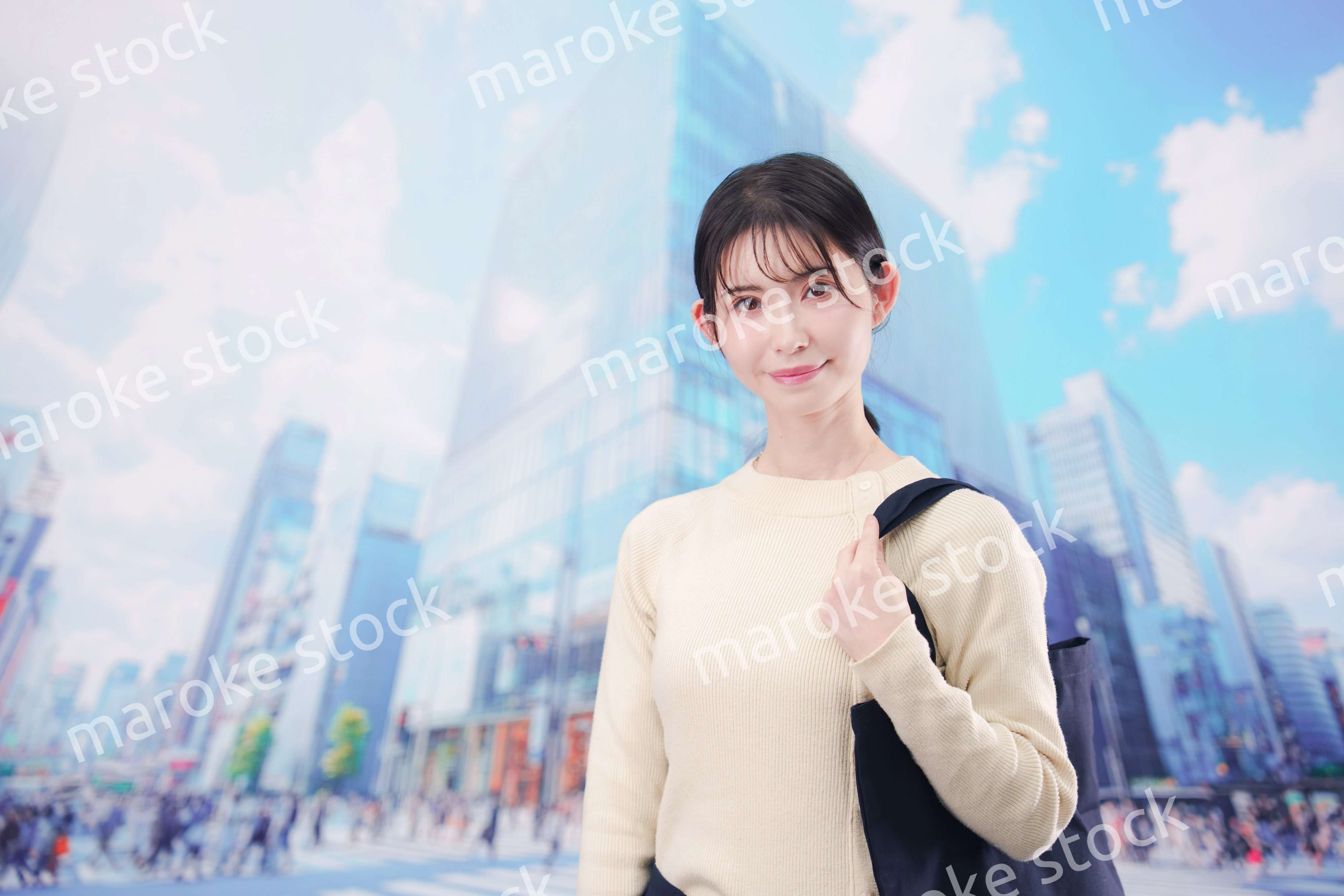 東京の都会を歩く若い女性