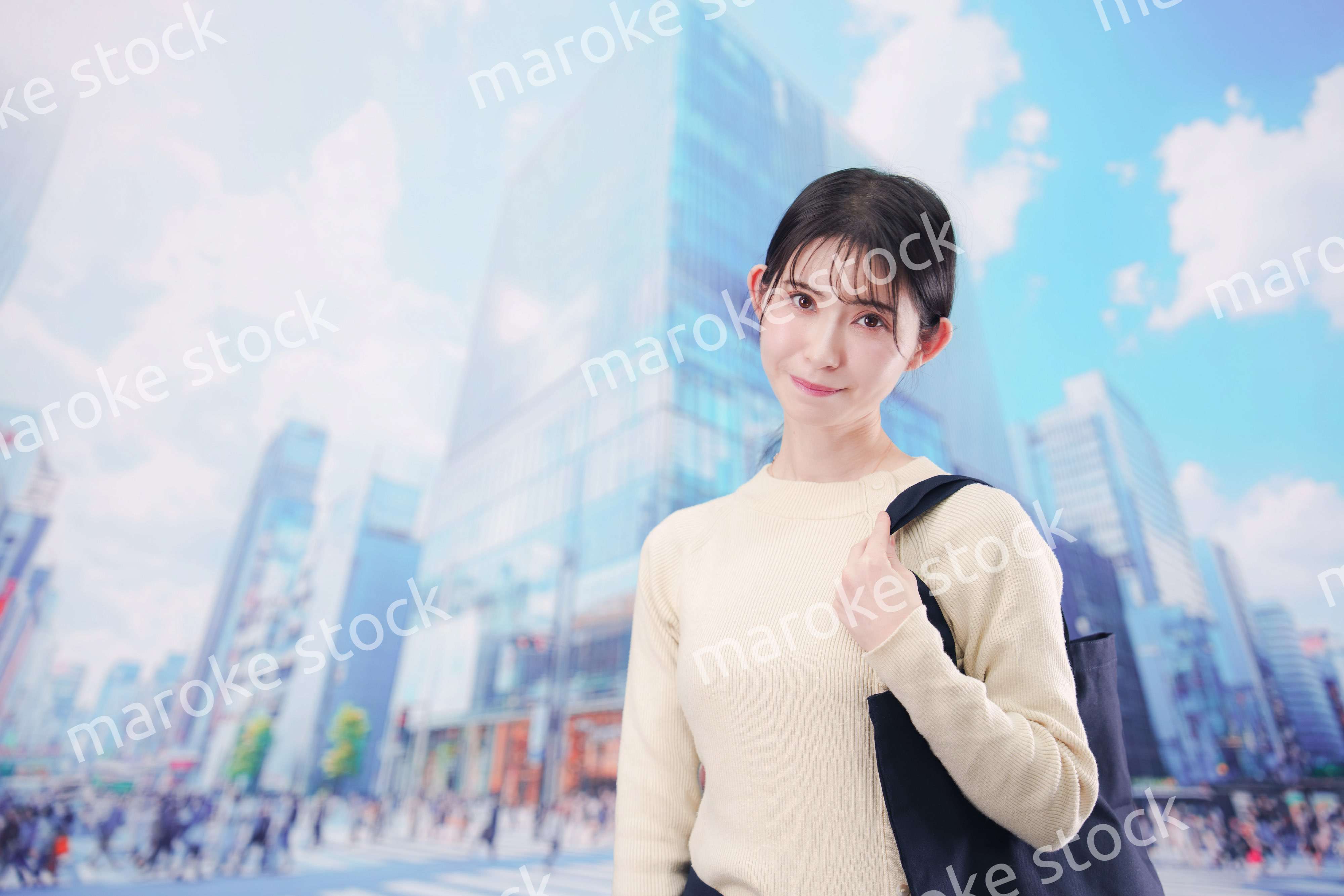 東京の都会を歩く若い女性