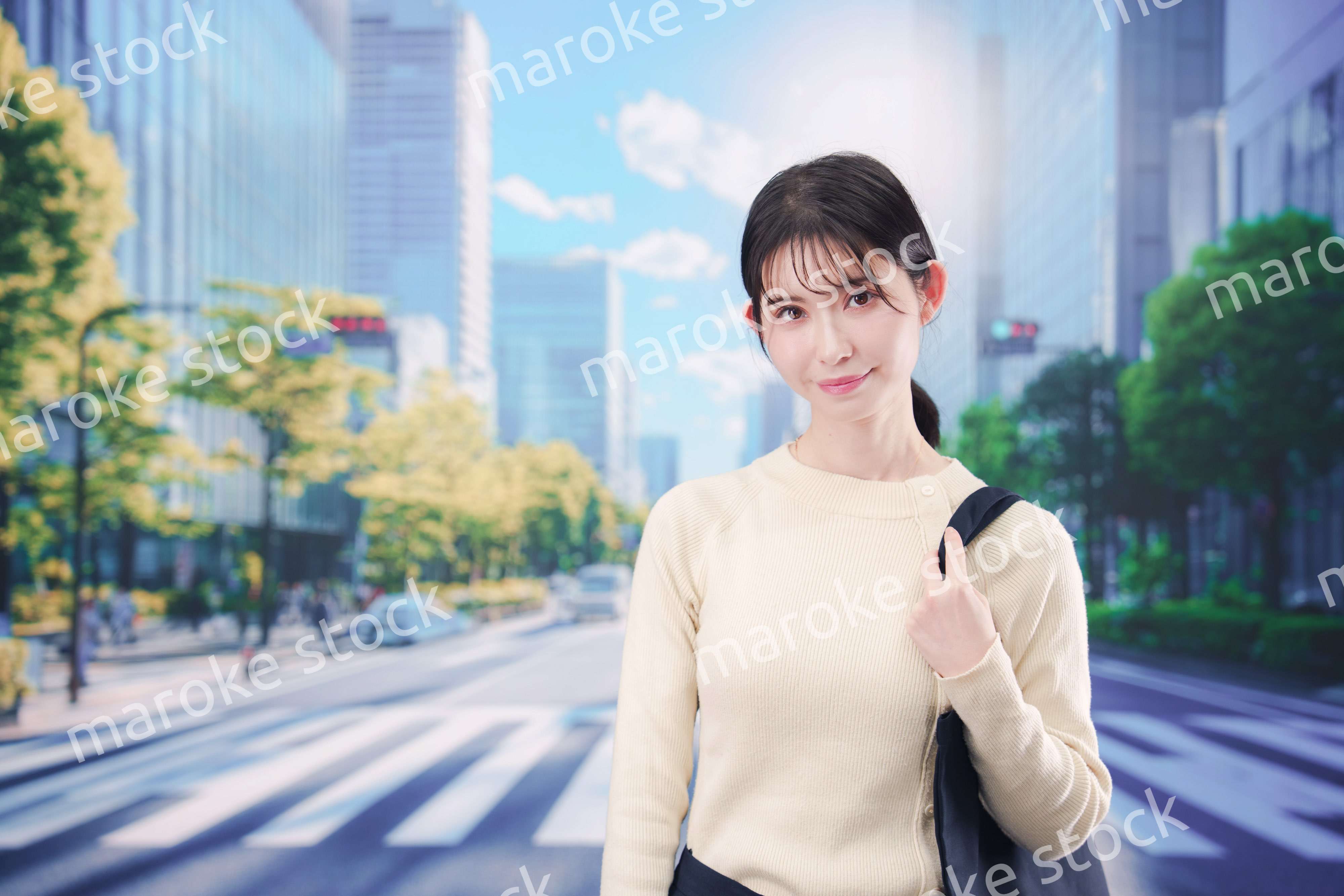 東京の都会を歩く若い女性