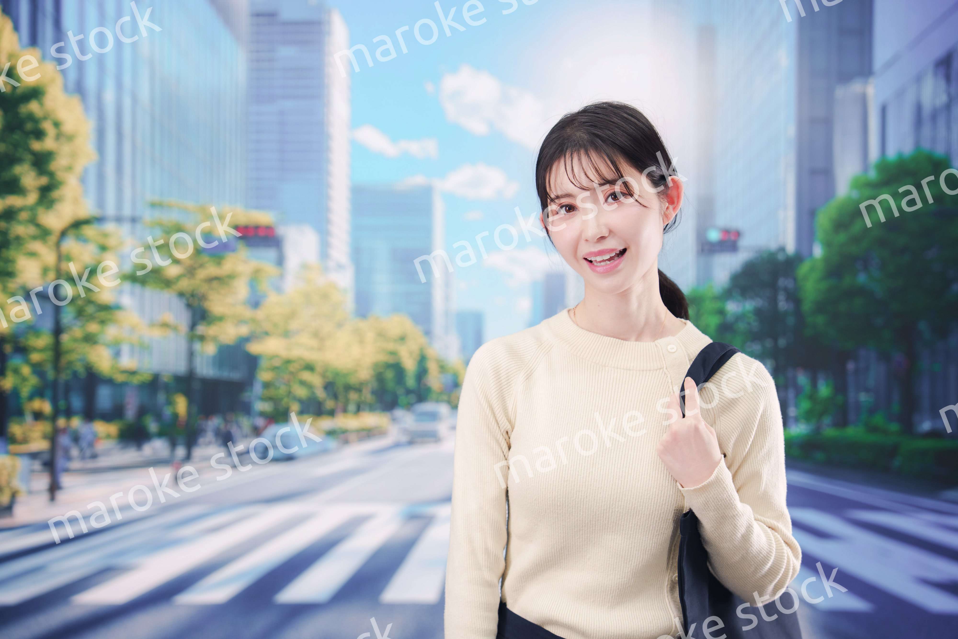 東京の都会を歩く若い女性