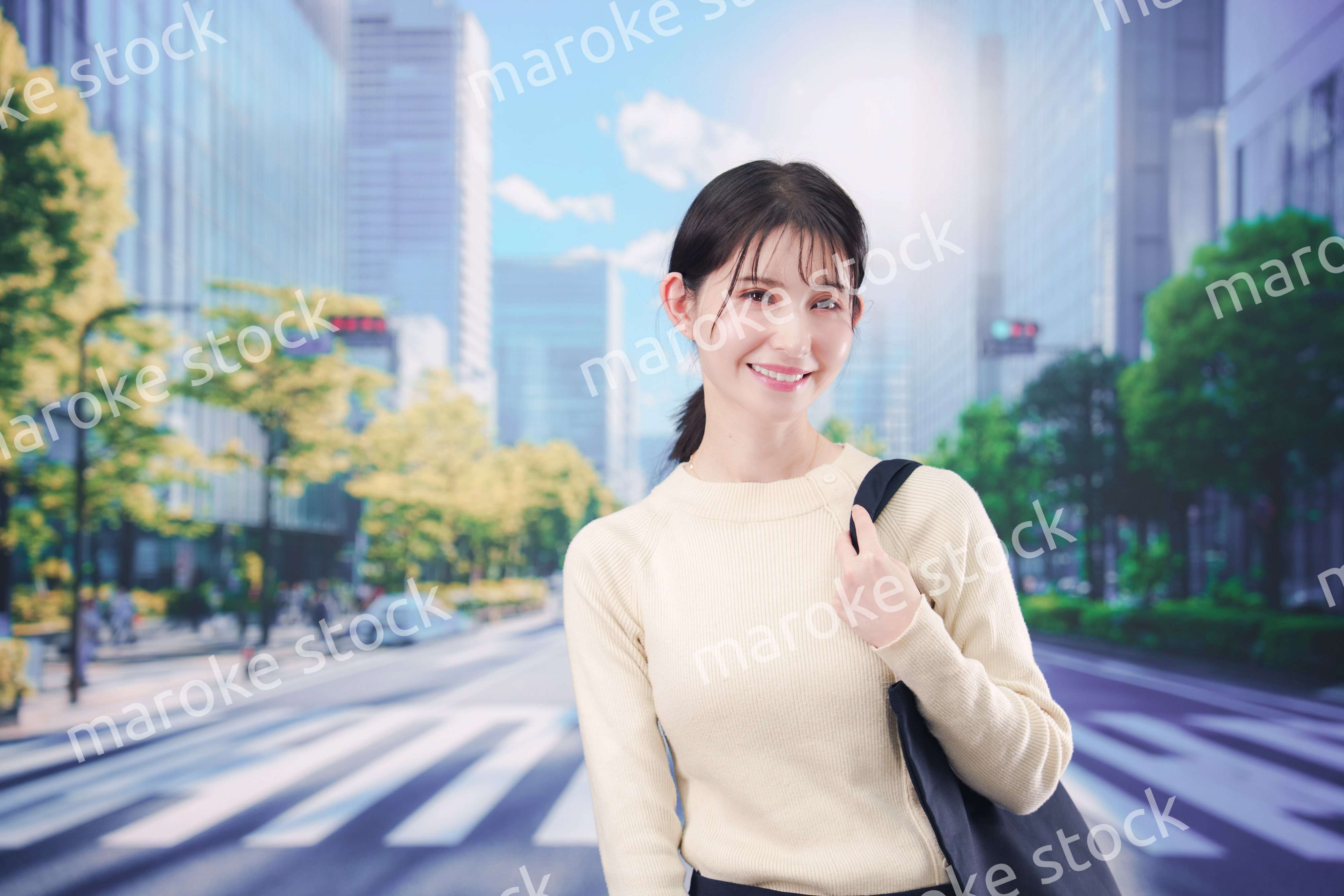 東京の都会を歩く若い女性