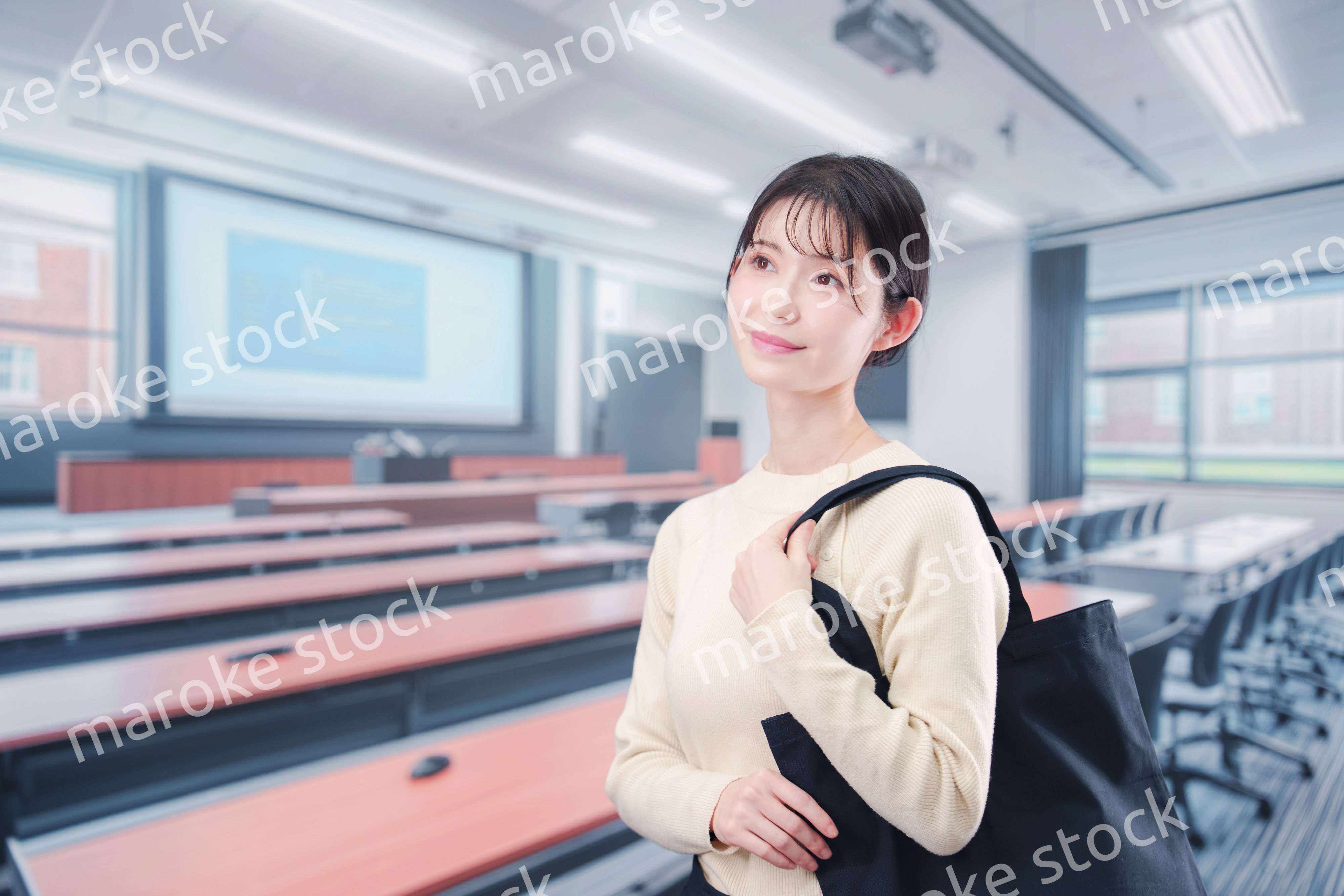 大学の教室に入る若い女子大生