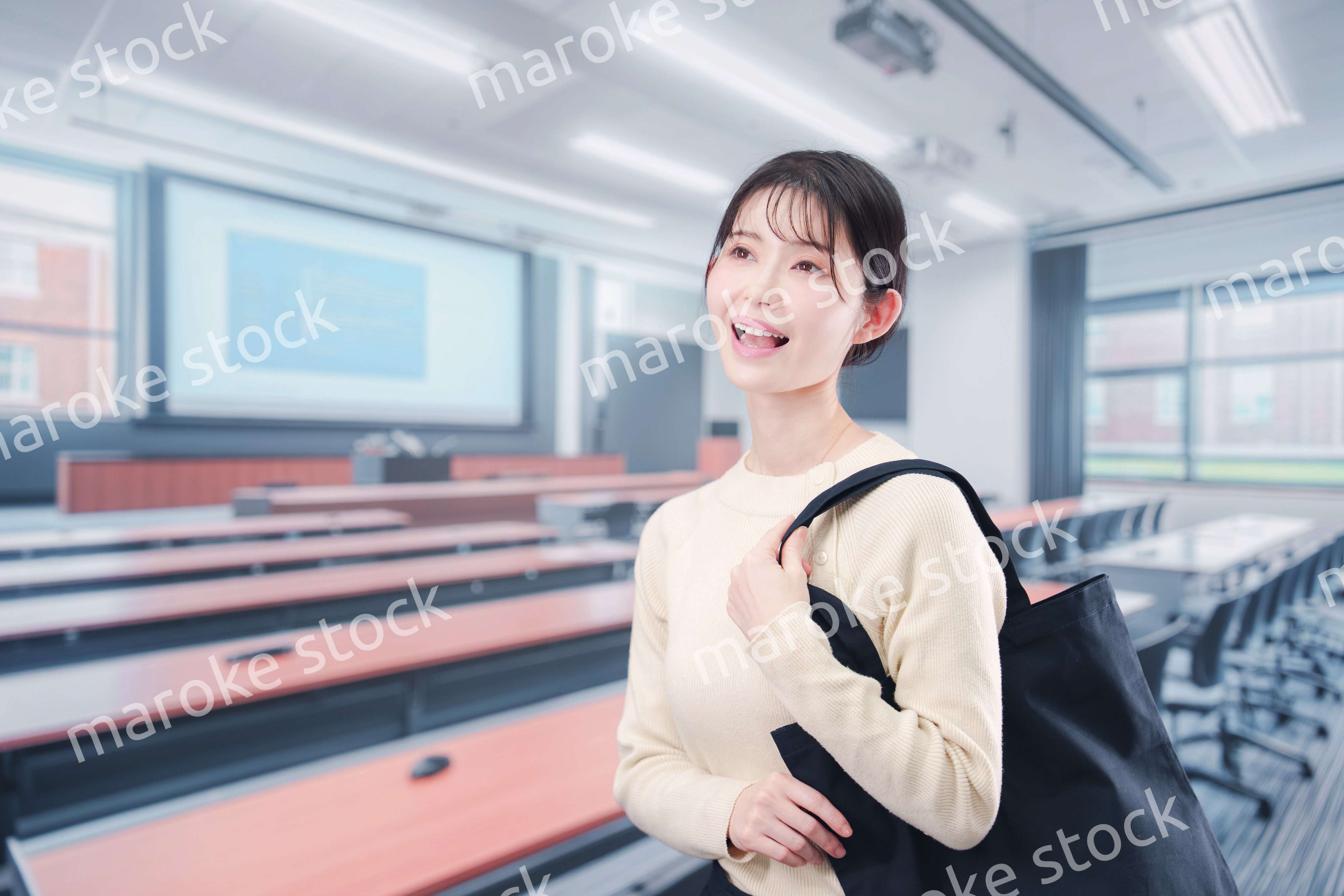 大学の教室に入る若い女子大生