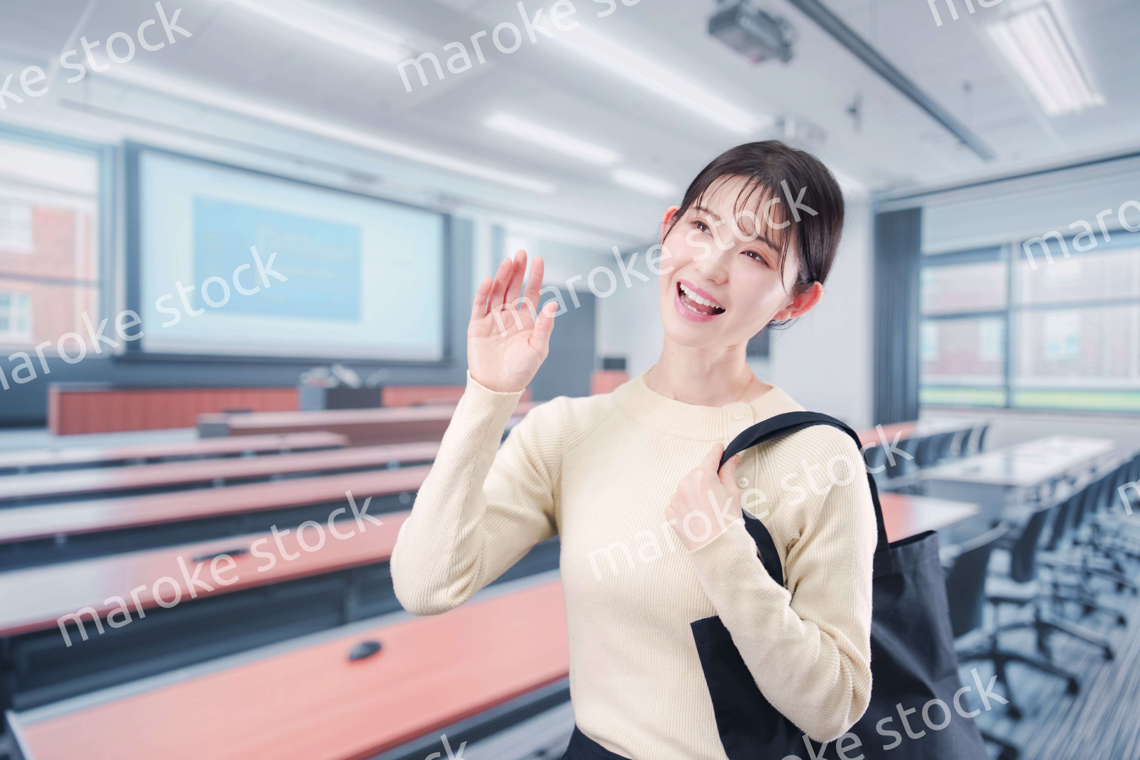 大学の教室に入る若い女子大生