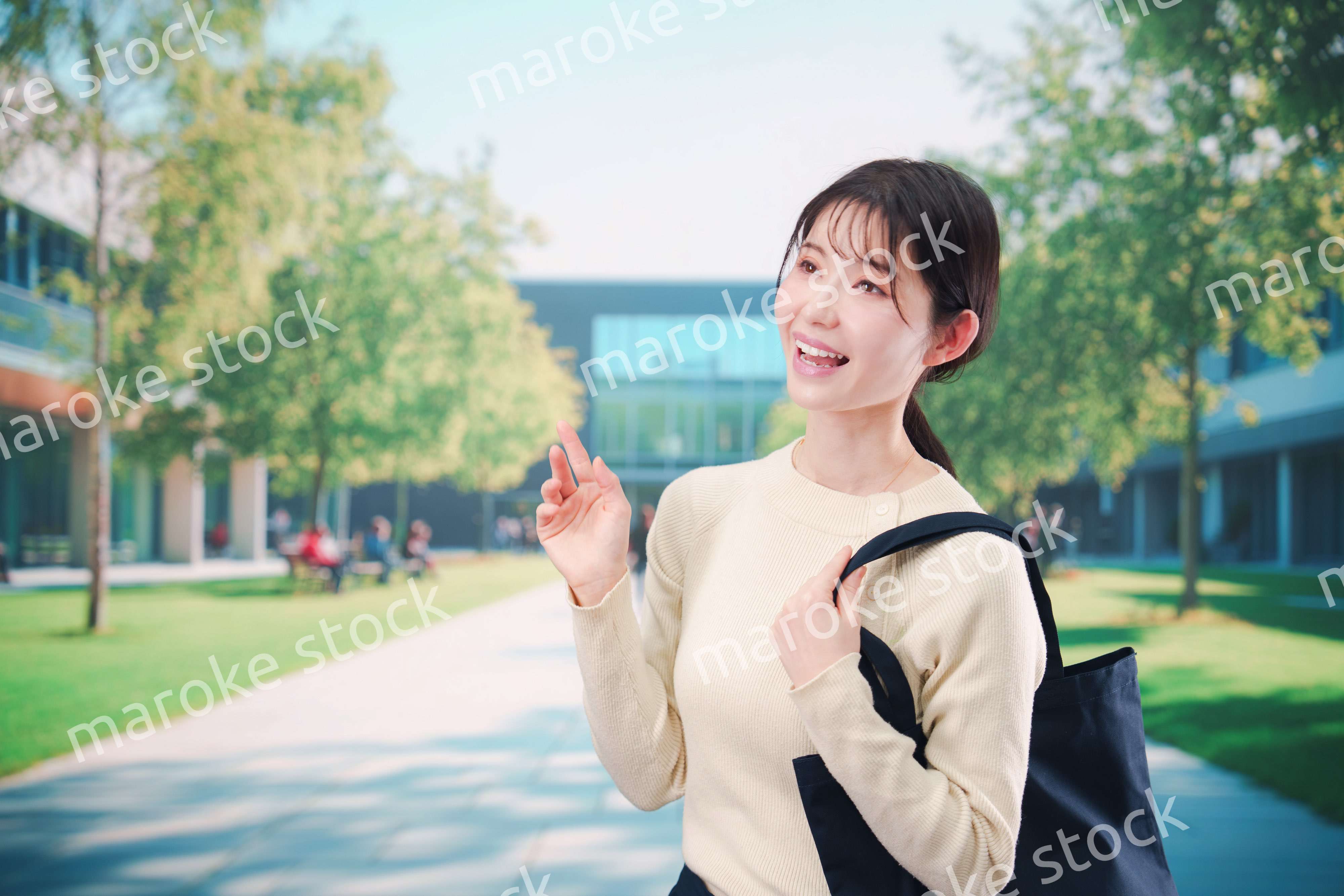 大学のキャンパスで過ごす若い女性