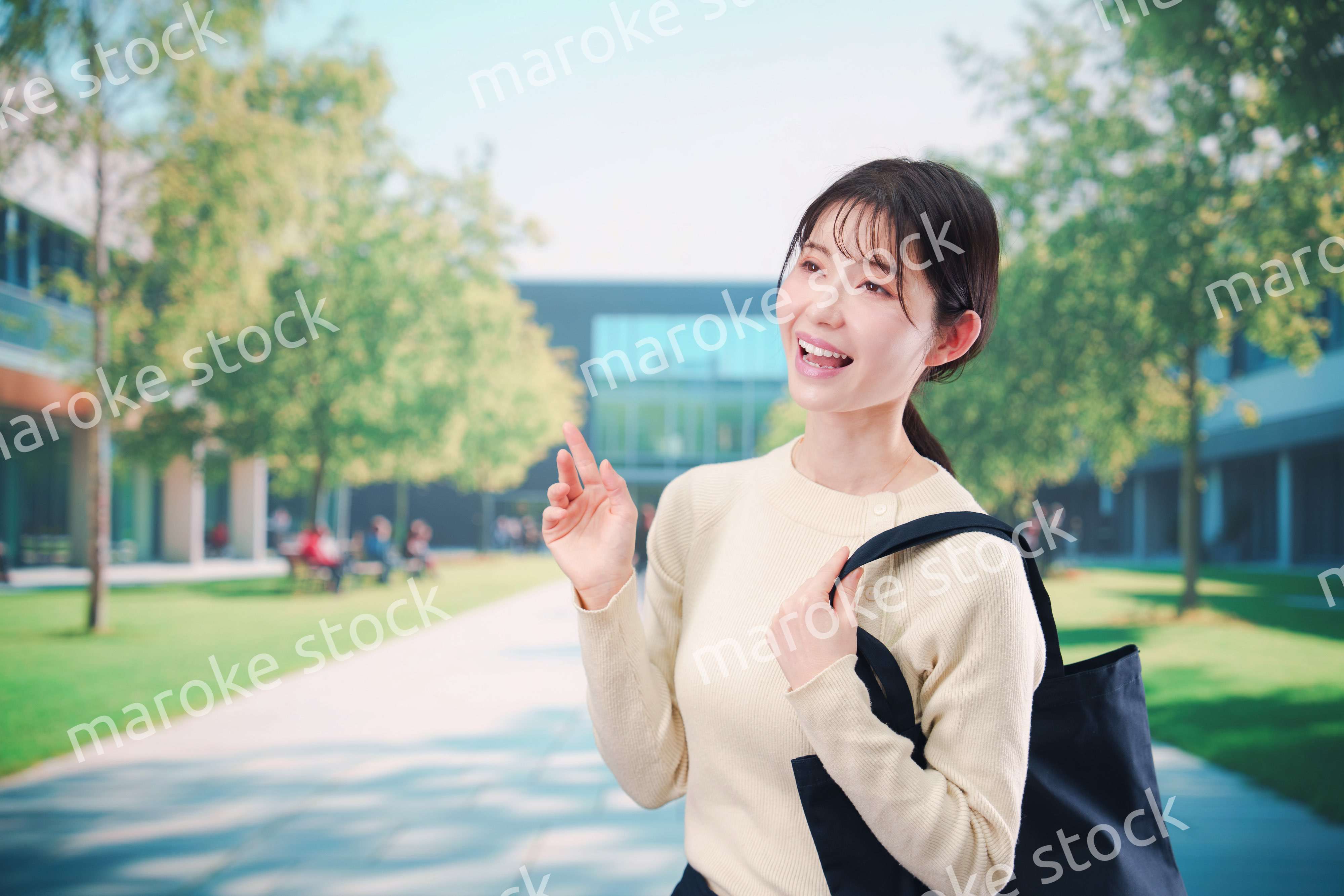 大学のキャンパスで過ごす若い女性