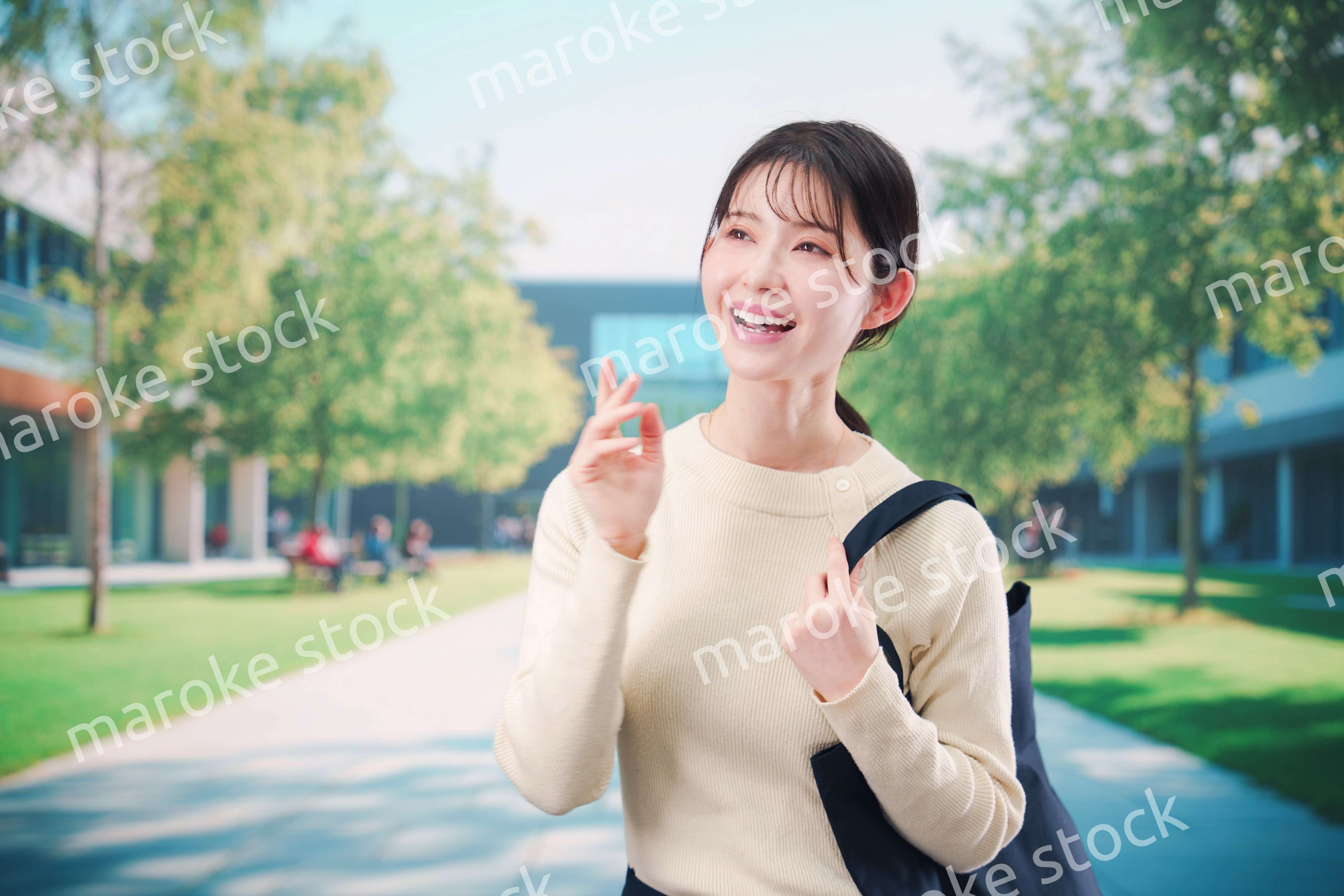 大学のキャンパスで過ごす若い女性